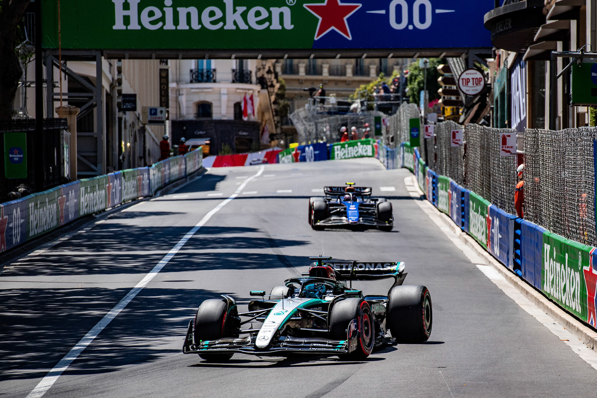 George Russell #63, Mercedes-AMG Petronas F1 Team und Logan Sargeant #2, Williams Racing; Formel1 GP Monaco Samstag, 25.05.2024