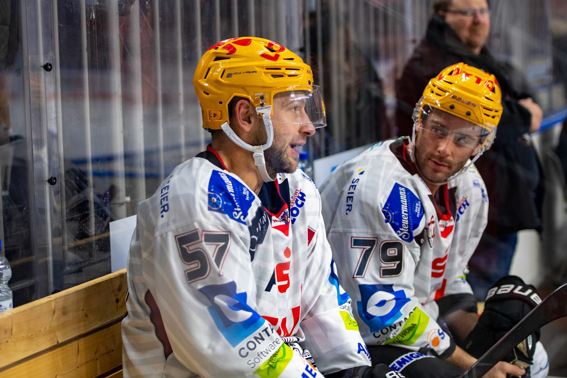 Alex Friesen und Colt Conrad auf der Strafbank; DEL Kölner Haie - Bremerhaven Fischtown Pinguins, 01.11.2023