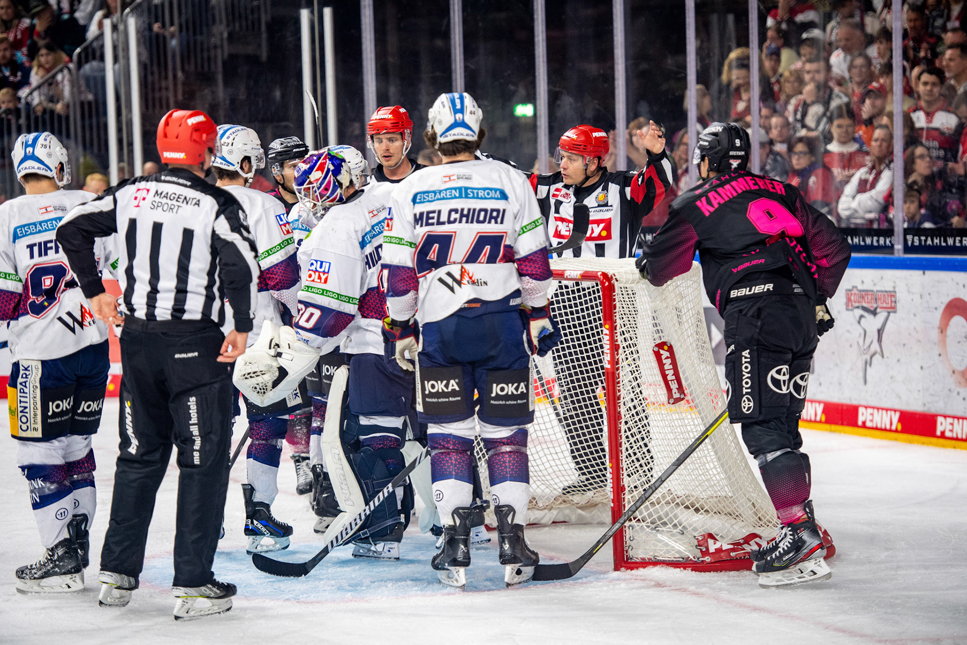 Koelner Haie beim Torschuss; DEL Kölner Haie - Eisbaeren Berlin, 06.10.2023