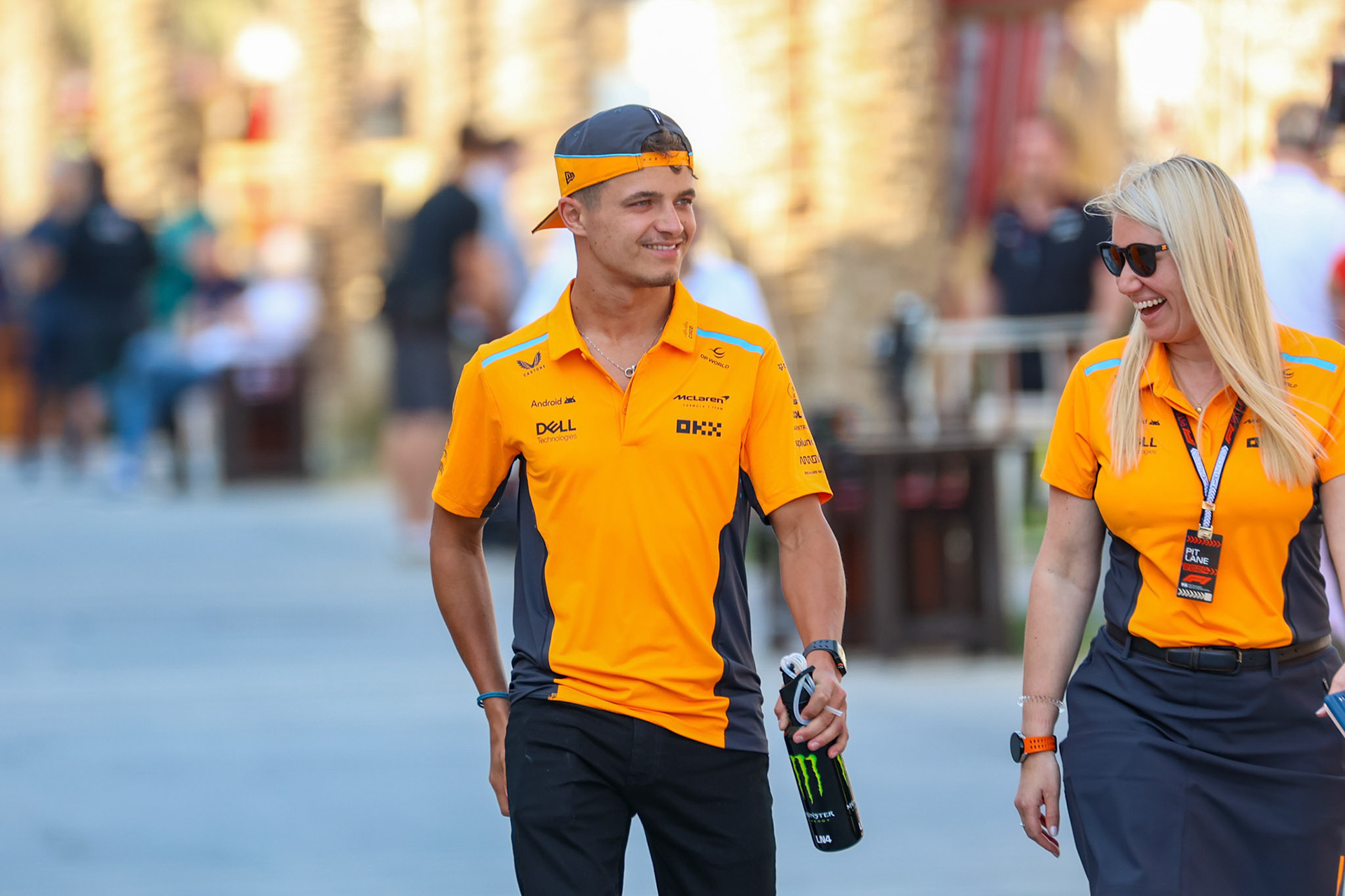 Lando Norris #4, McLaren Formula 1 Team im Gespräch mit Sophie Ogg; Formel 1 GP Bahrain. Mittwoch 28.02.2024