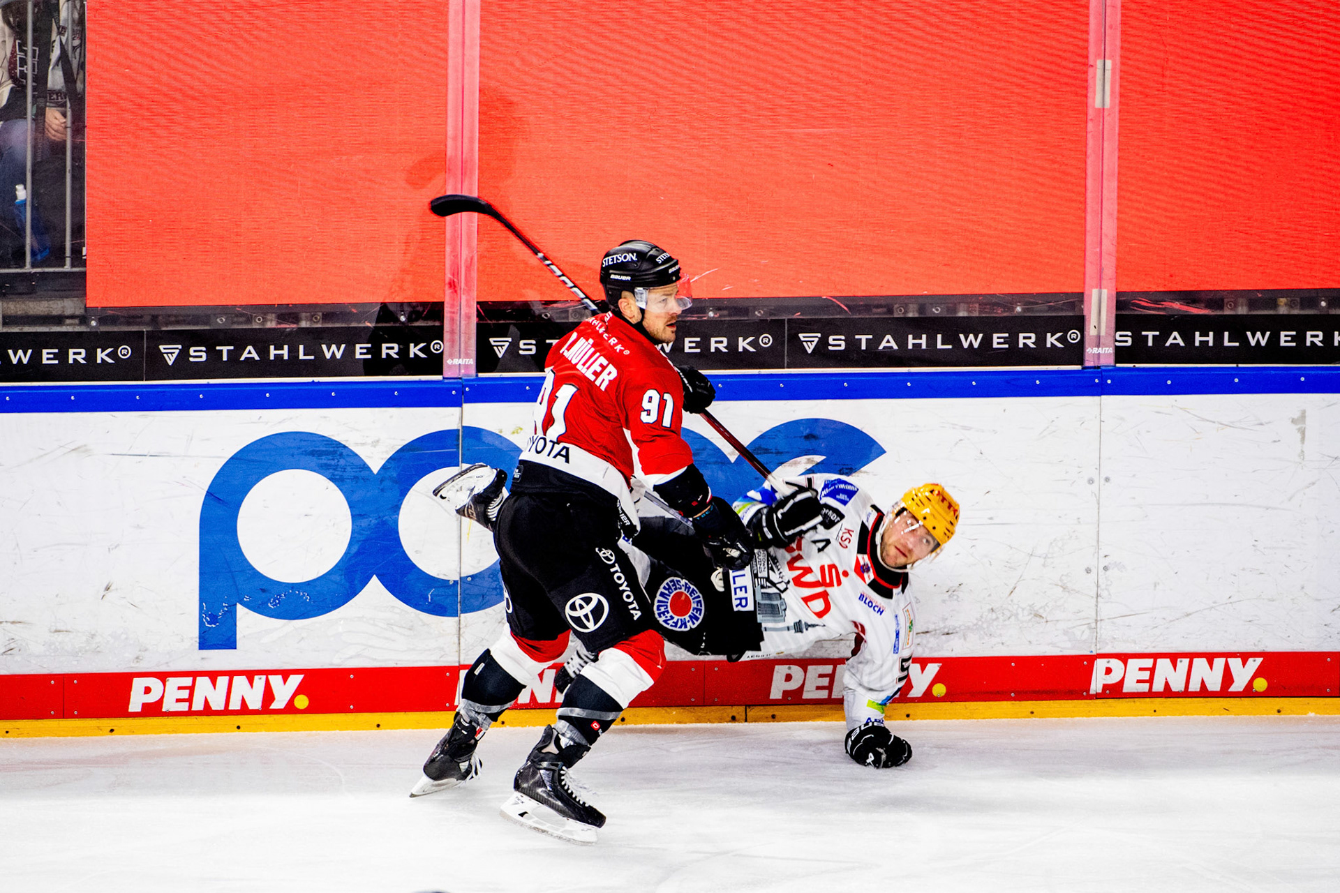 Moritz Mueller im Zweikampf mit Alex Friesen; DEL Kölner Haie - Fishtown Pinguins Bremerhaven, 30.01.2024