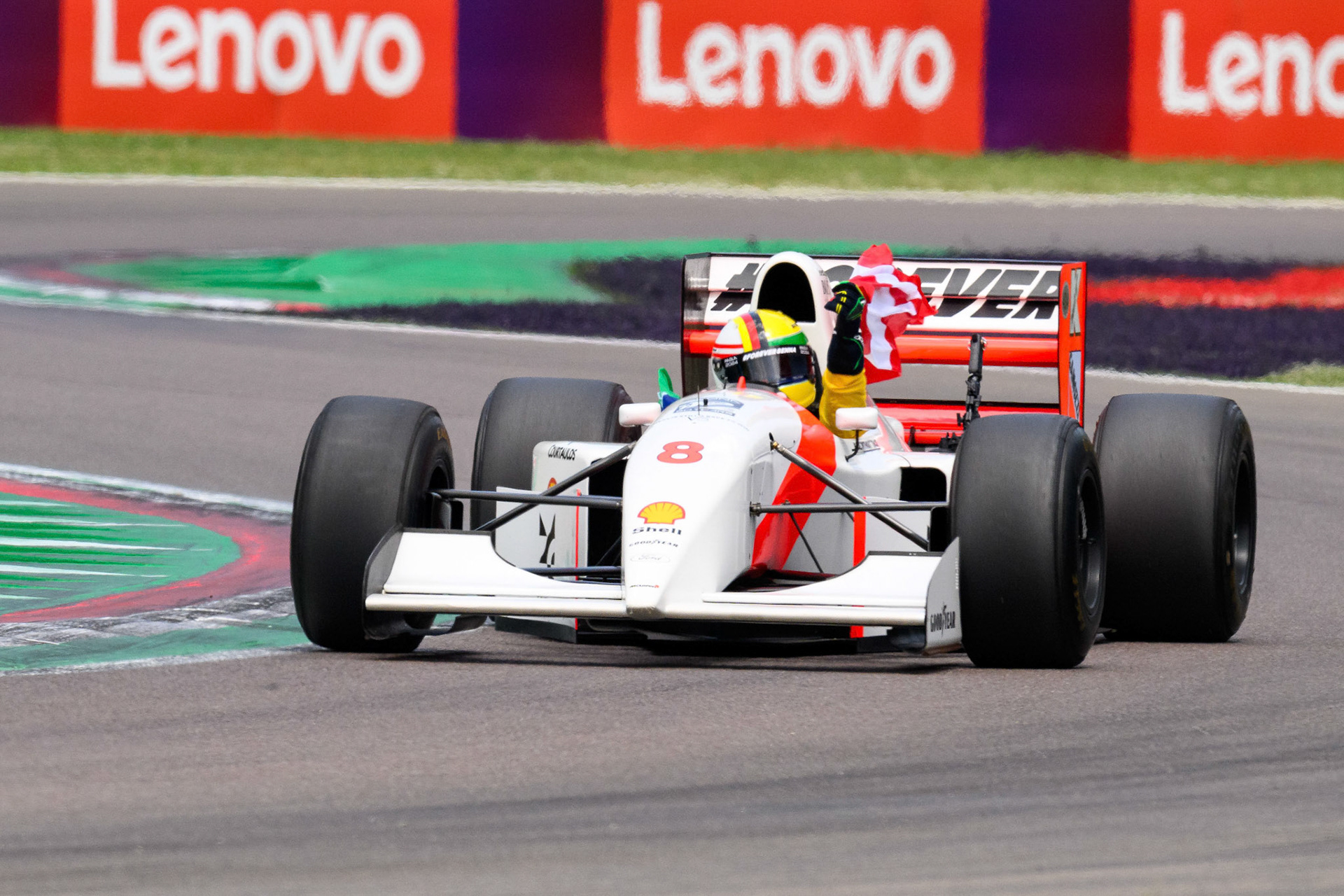 Sebastian Vettel in Ayrton Sennas McLaren MP4/8 aus dem Jahr 1993; F1 GP Imola / Italien Sonntag, 19.05.2024
