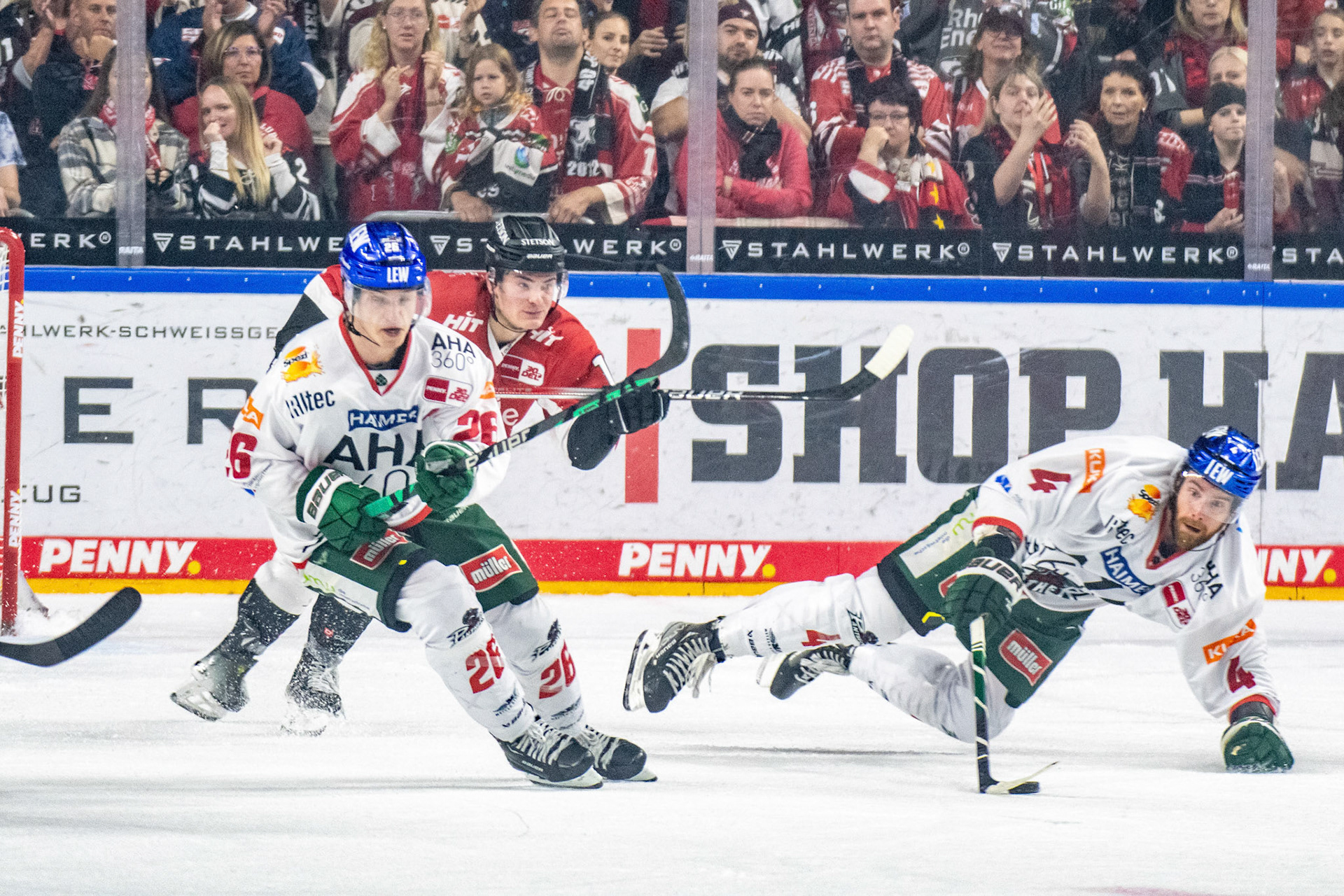 Jordon Southorn und Samuel Soramies; DEL Kölner Haie - Augsburger Panther, 03.10.2023