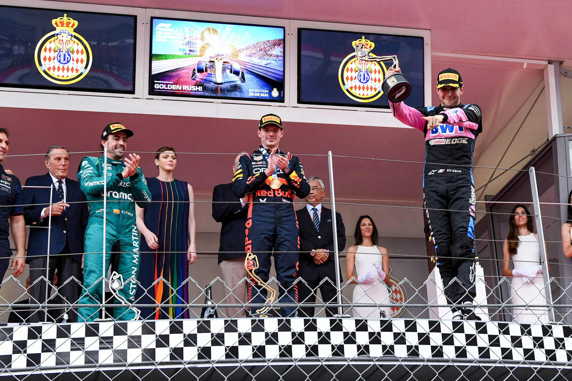 Max Verstappen (NED) Red Bull Racing, Fernando Alonso und Esteban Ocon auf dem Podium; Formel 1 GP Monaco. Sonntag 28.05.2023