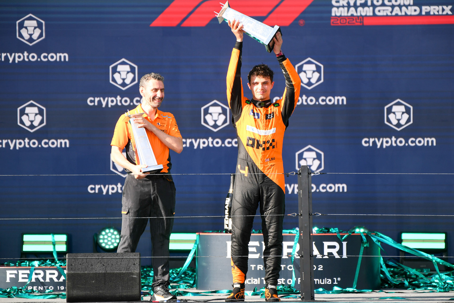 Lando Norris #4, McLaren Formula 1 Team und Andrea Stella auf dem Podium; Formel 1 GP Miami / USA. 05.05.2024