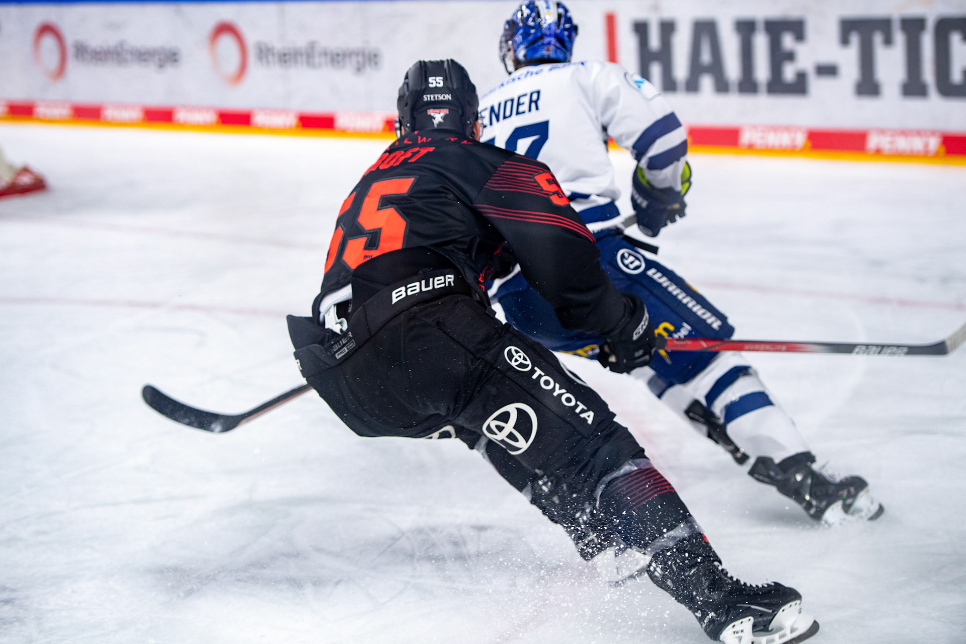 Carter Proft im Zweikampf mit Tim Bender; DEL Kölner Haie - Iserlohn Roosters, 02.01.2024
