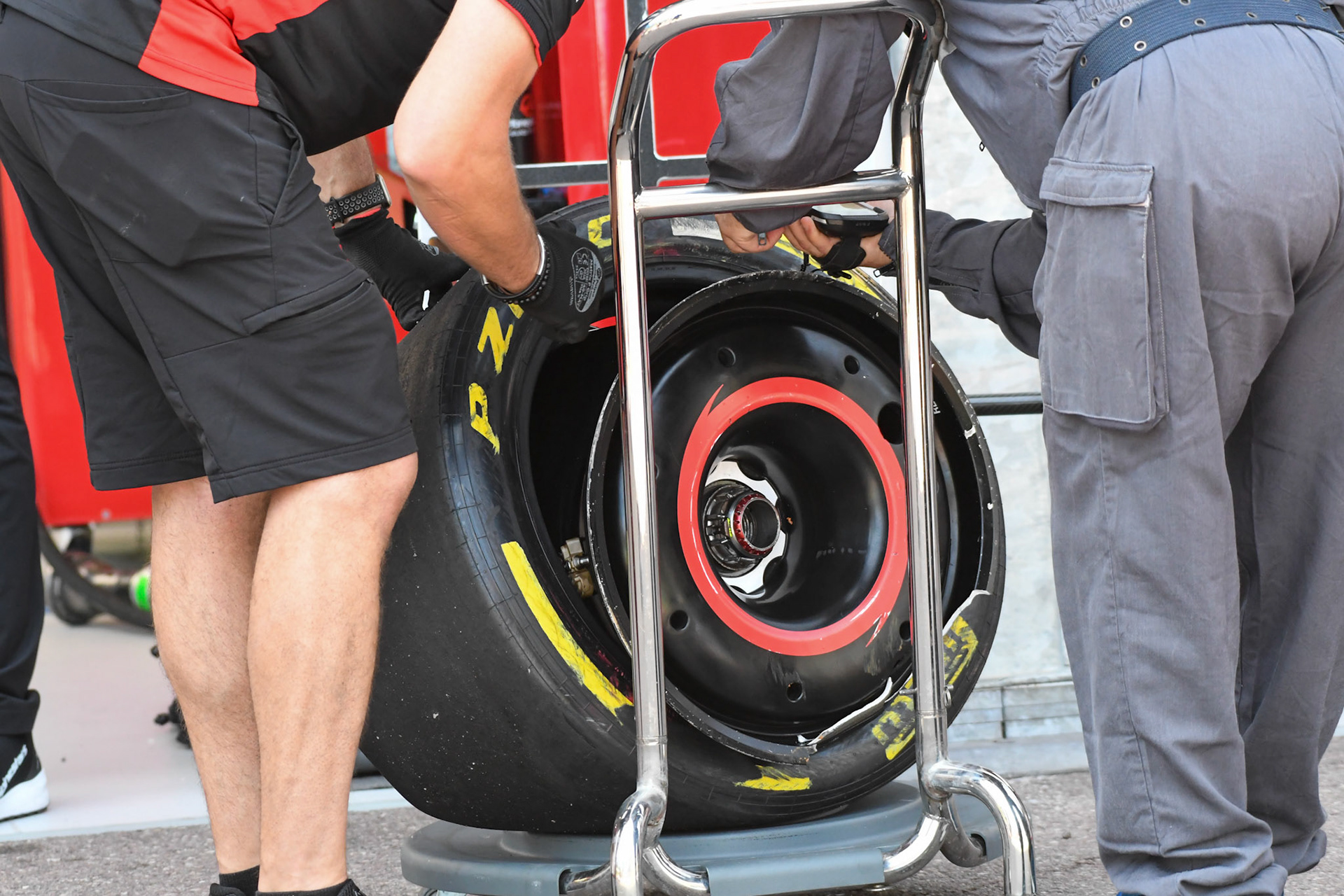 Nico Hülkenberg (GER) Haas F1 Team gecrashtes Rad; Formel 1 GP Monaco. Freitag 26.05.2023
