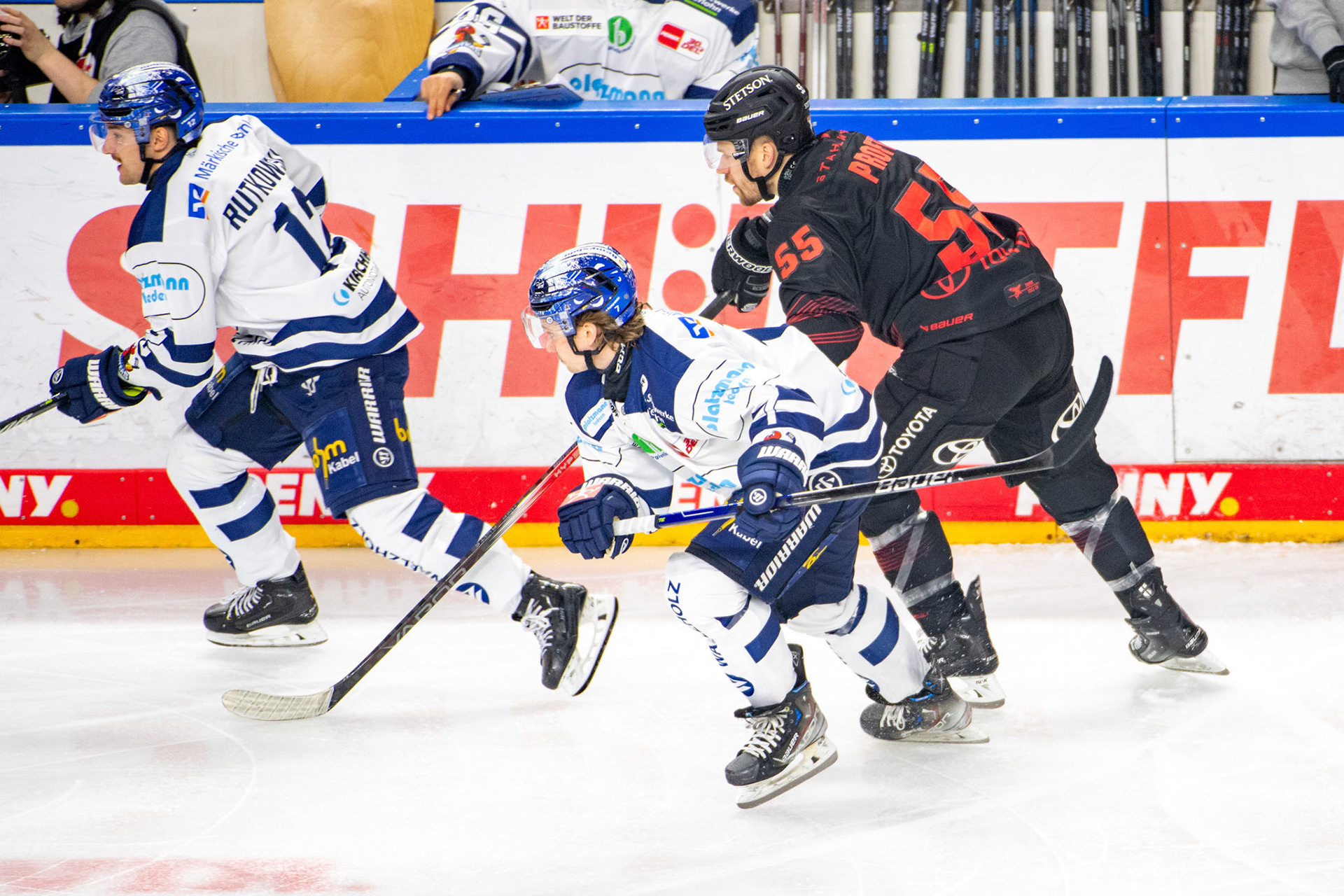 Maciej Rutkowski, Florian Elias und Carter Proft; DEL Kölner Haie - Iserlohn Roosters, 02.01.2024