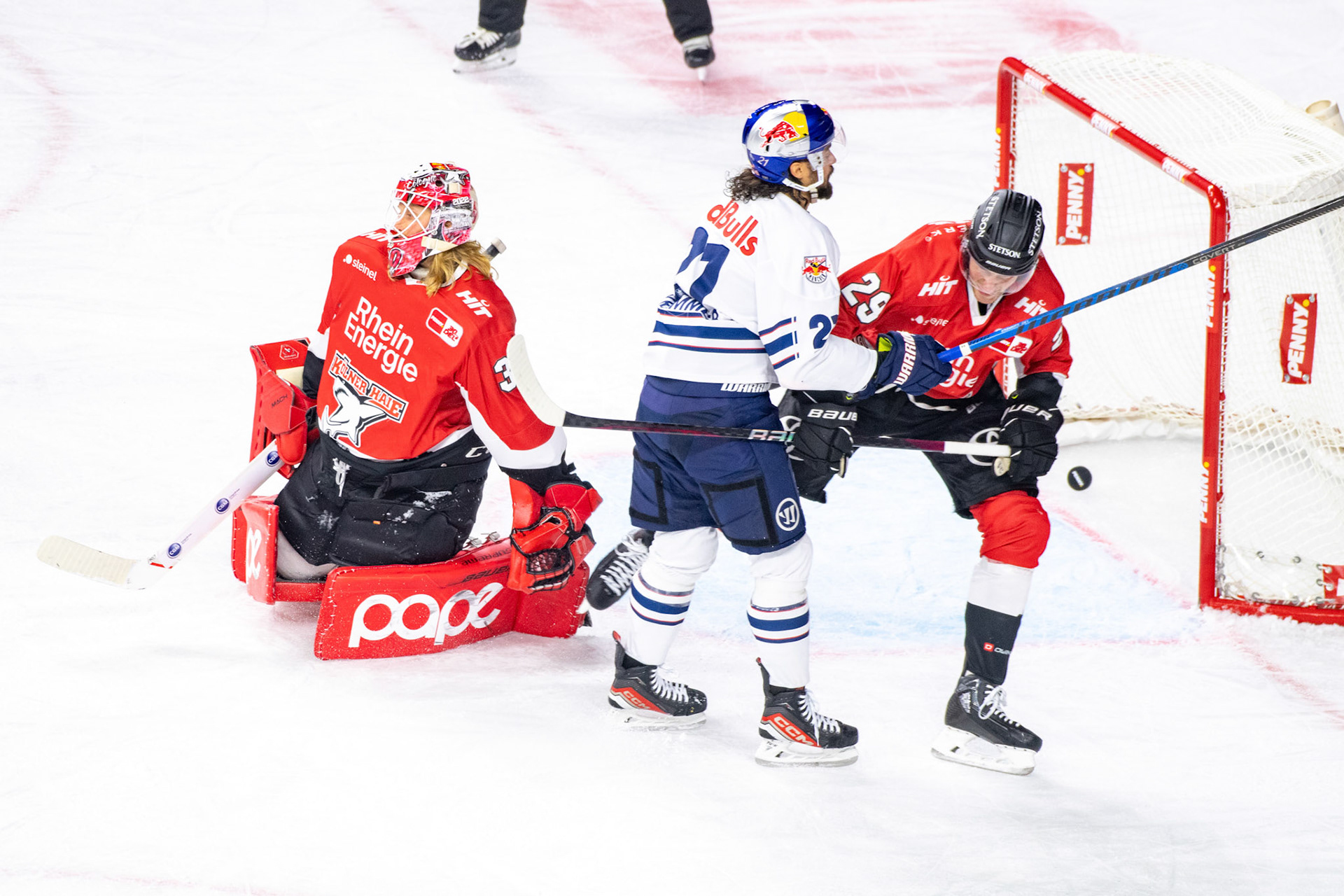 Red Bull München beim Torschuss; DEL Kölner Haie - EHC Red Bull München, 27.10.2023