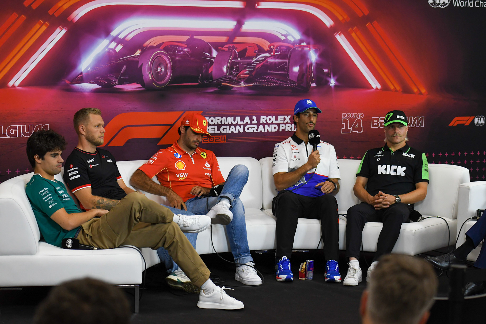 Lance Stroll #18, Aston Martin Aramco F1 Team und Kevin Magnussen #20, MoneyGram Haas F1 Team und Carlos Sainz #55, Scuderia Ferrari und Daniel Ricciardo, #3, Visa Cash App RB Formula One Team und Valtteri Bottas #77, Stake F1 Team Kick Sauber in der Pressekonferenz;Formel 1 GP Spa / Belgien. Donnerstag, 25.07.2024