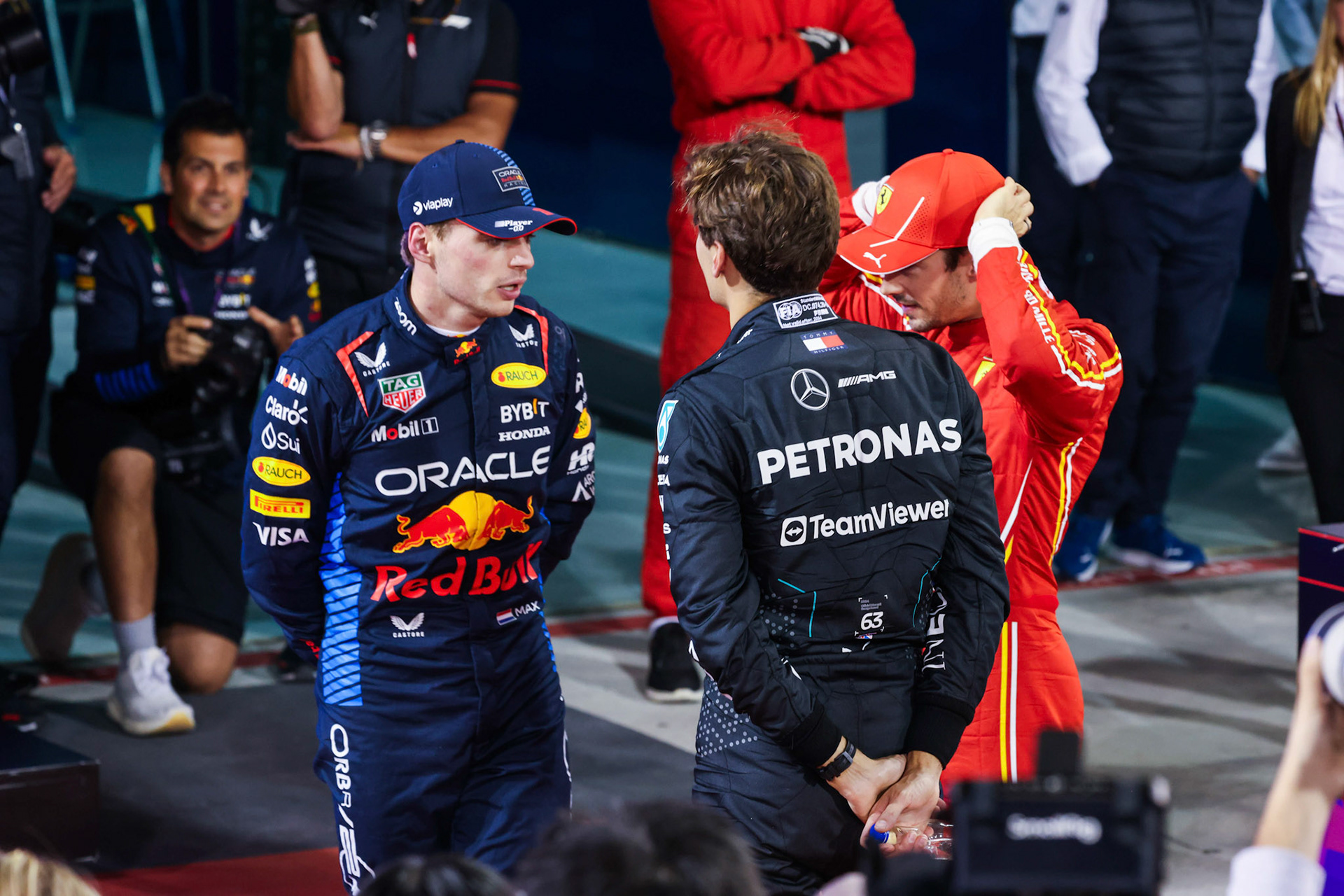 Max Verstappen #1, Oracle Red Bull Racing, George Russell #63, Mercedes-AMG Petronas F1 Team und Charles Leclerc #16, Scuderia Ferrari; Formel 1 GP Bahrain. Freitag 01.03.2024
