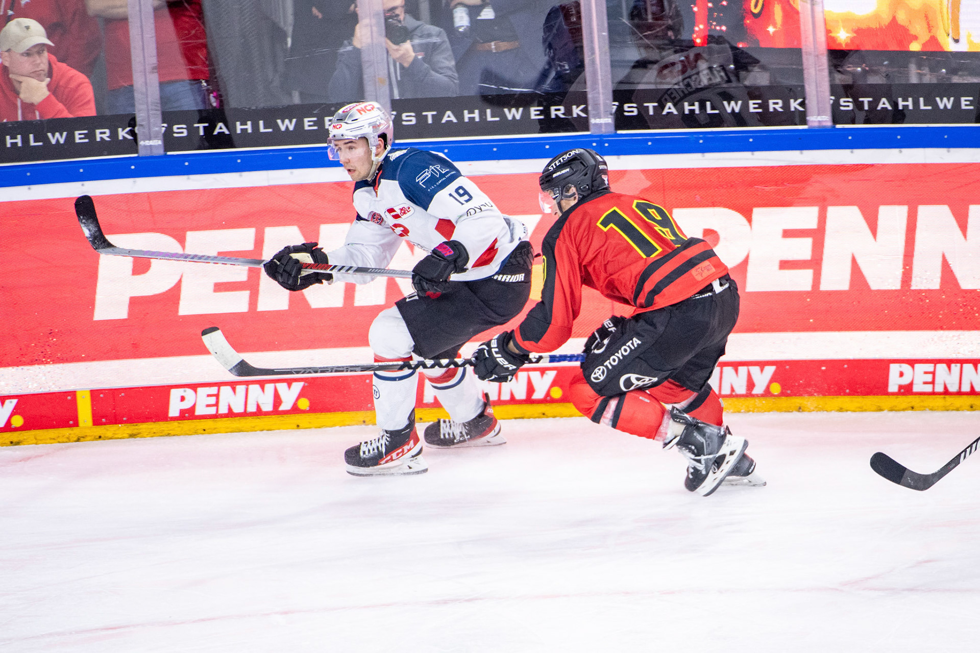 Frederik Storm im Zweikampf mit Tim Fleischer; DEL Kölner Haie - Nürnberg Ice Tigers, 17.12.2023