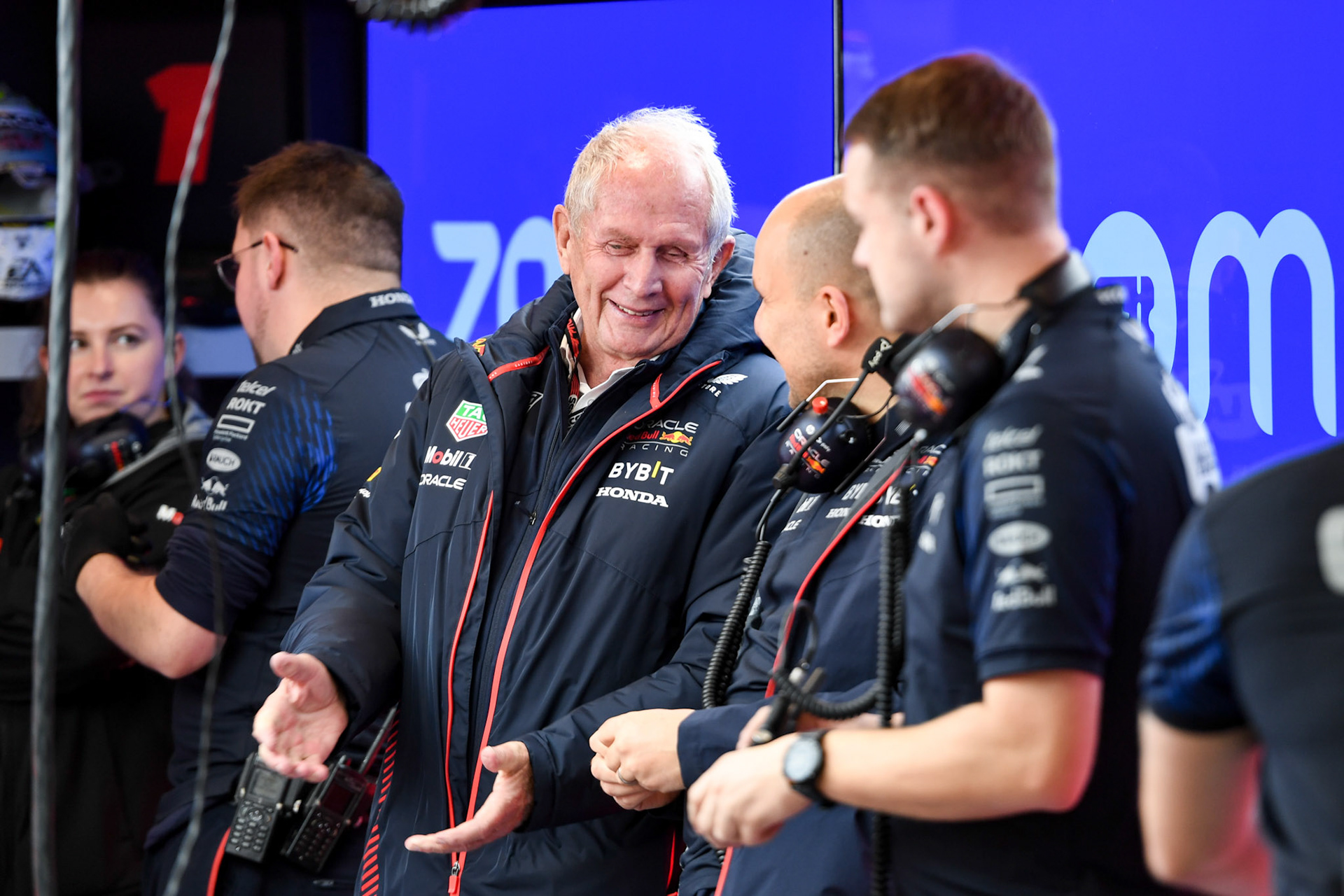 Dr. Helmut Marko im Gespräch mit Gianpiero Lambiase, Formel 1 GP USA Las Vegas. Samstag 18.11.2023
