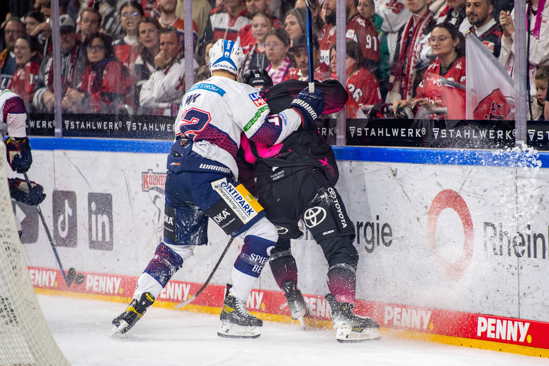 Rayan Bettahar im Zweikampf mit Justin Schuetz; DEL Kölner Haie - Eisbaeren Berlin, 06.10.2023