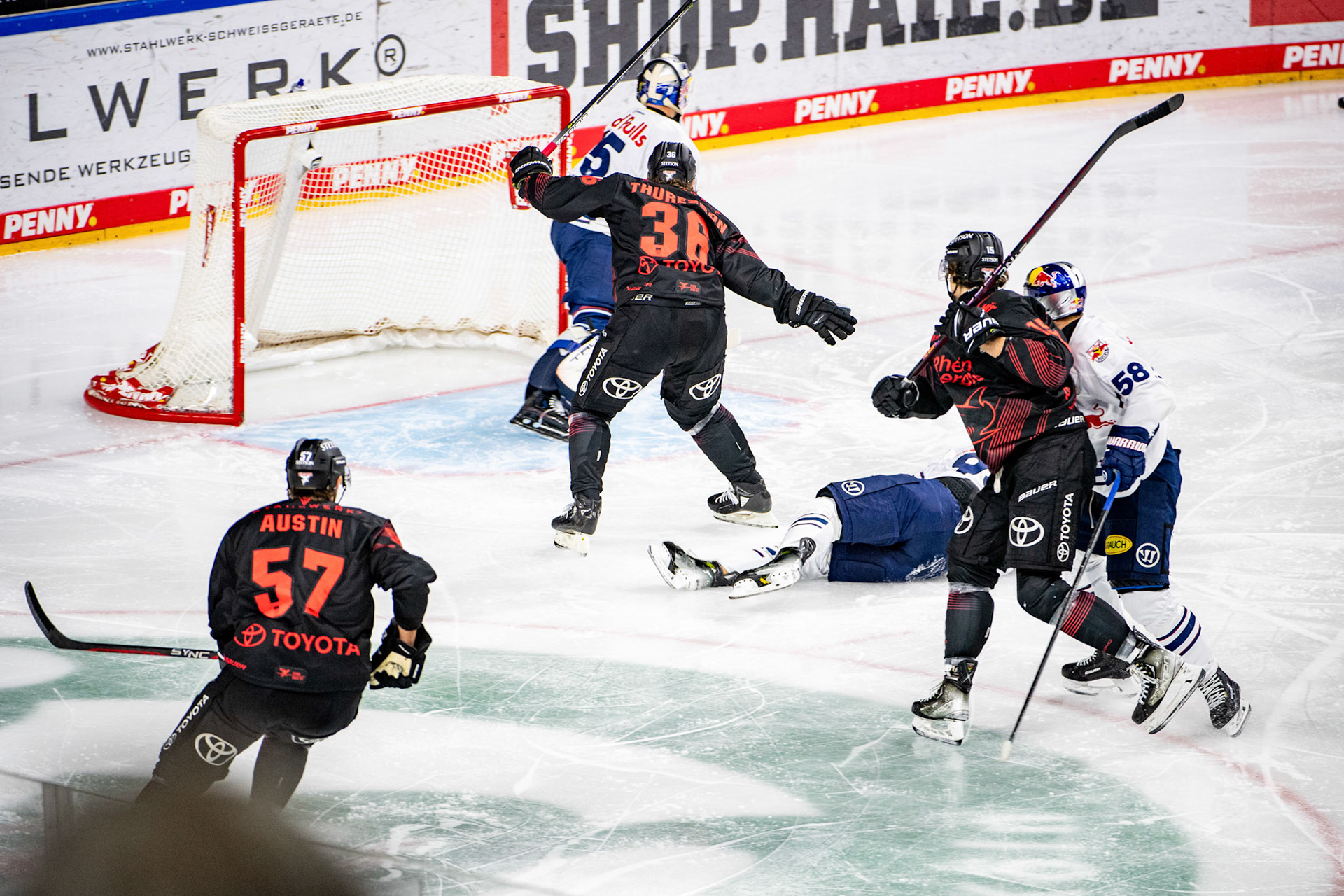 Andreas Thuresson, Mathias Niederberger, Brady Austin, Ryan McKiernan, Louis Marc Aubry; DEL Kölner Haie - EHC Red Bull München, 05.01.2024