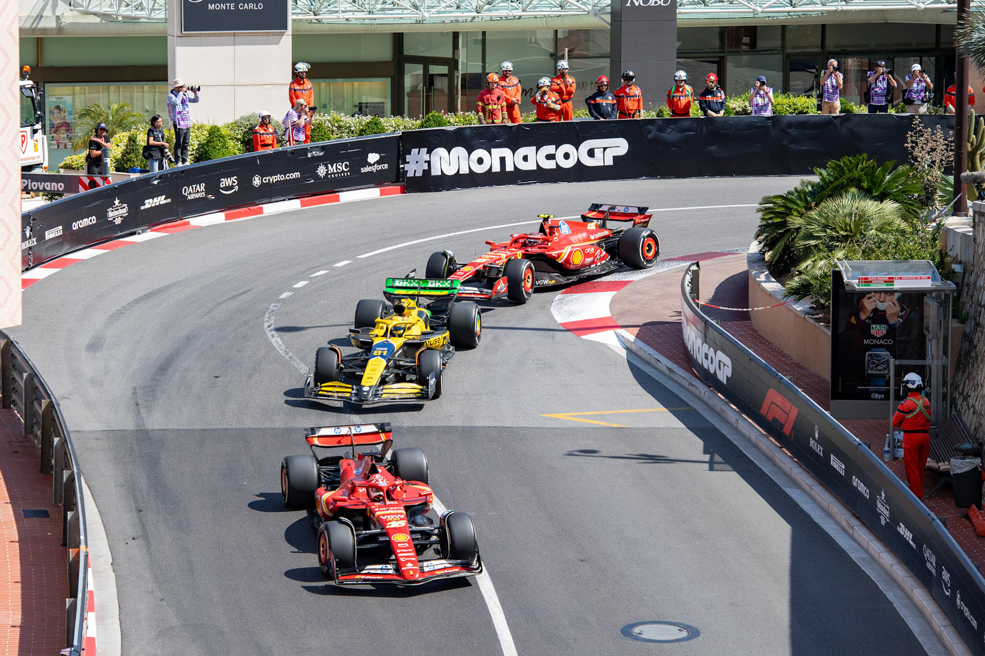 Charles Leclerc #16, Scuderia Ferrari und Oscar Piastri #81, McLaren Formula 1 Team und Carlos Sainz #55, Scuderia Ferrari; Formel1 GP Monaco Sonntag, 26.05.2024