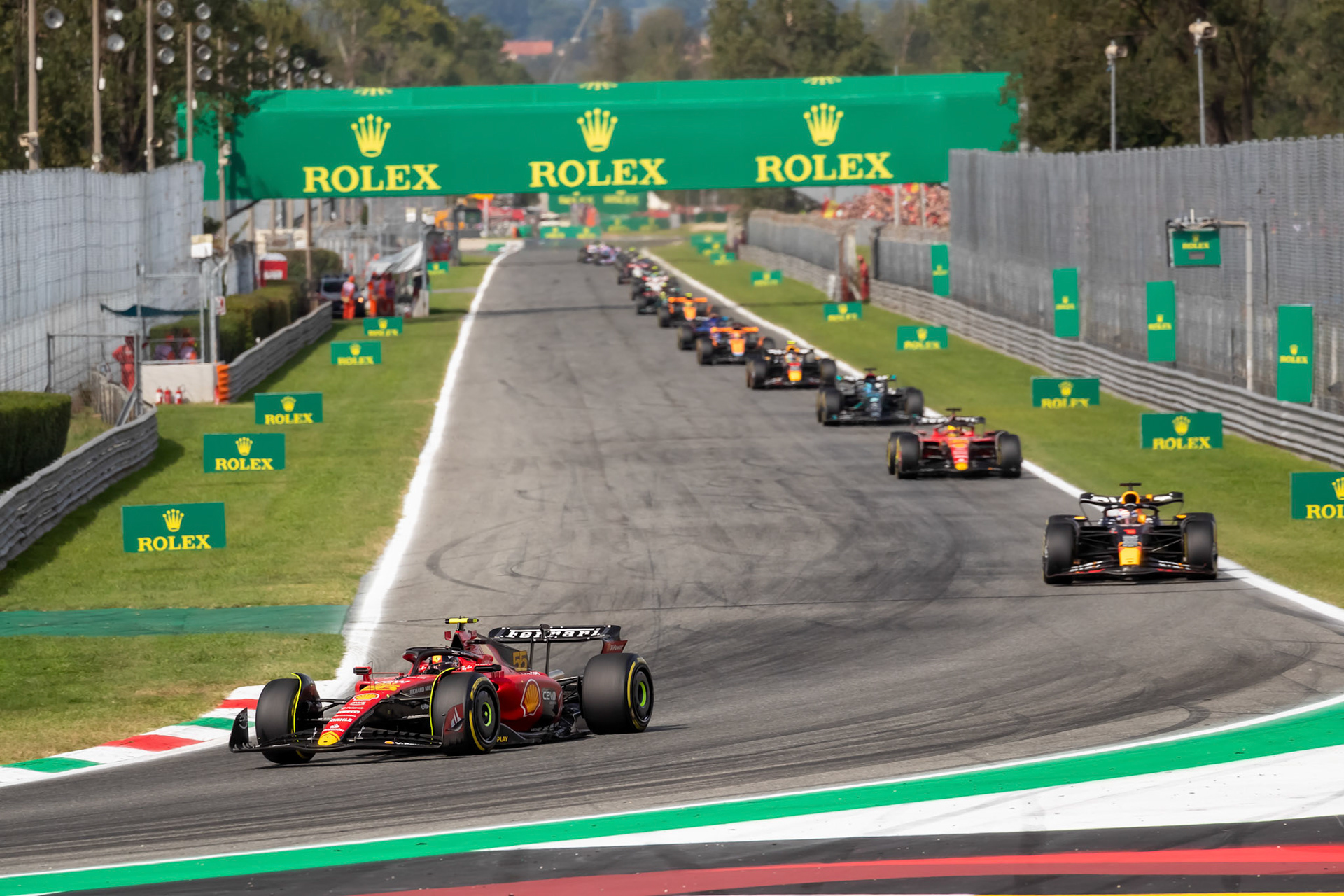 Rennstart, Carlos Sainz fuehrt das Renenn an; Formel 1 GP Italien / Monza. Sonntag, 03.09.2023