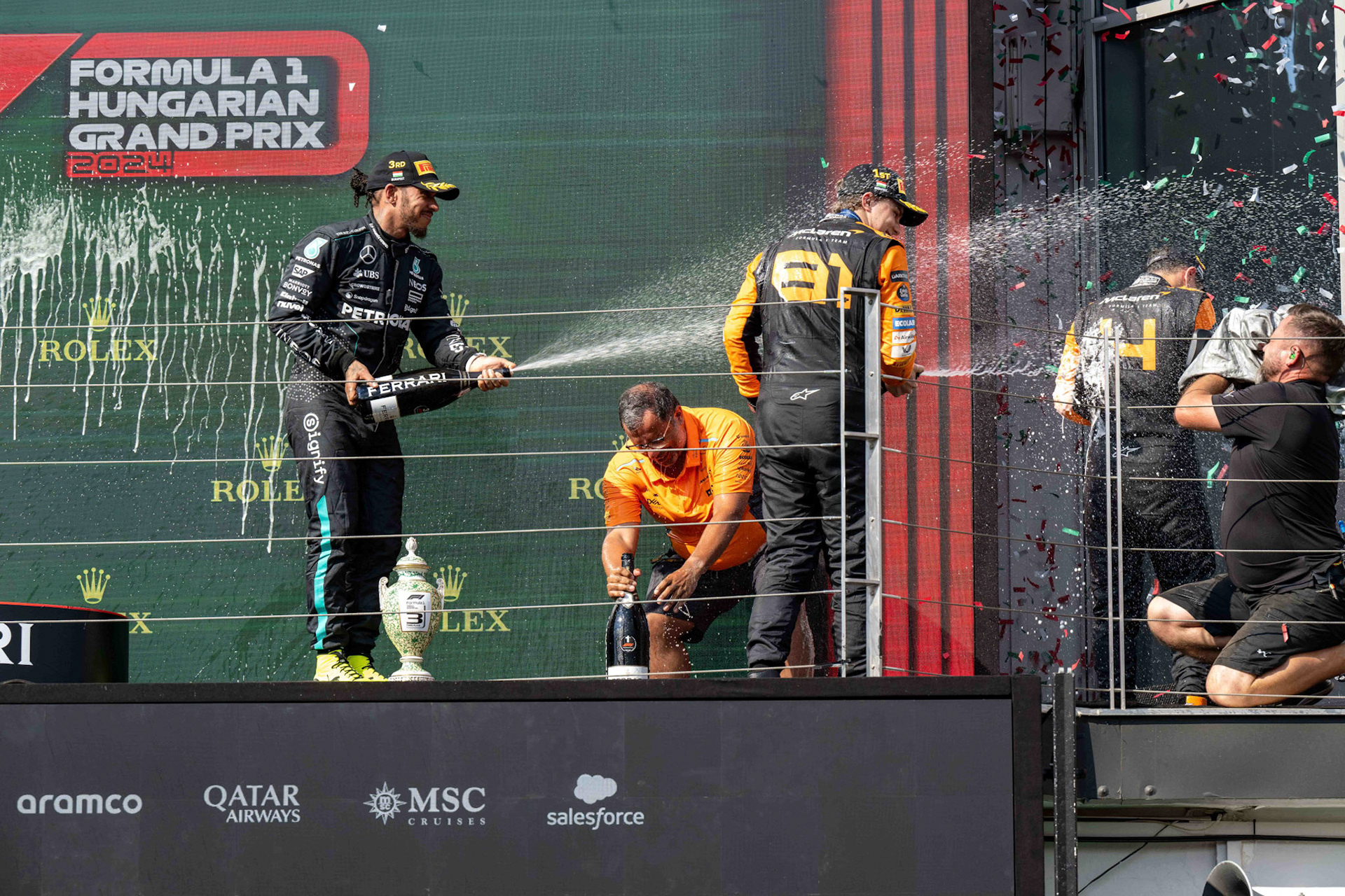 Lewis Hamilton #44, Mercedes-AMG Petronas F1 Team und Oscar Piastri #81, McLaren Formula 1 Team und Lando Norris #4, McLaren Formula 1 Team auf dem Podium.;Formel 1 Budapest / Ungarn