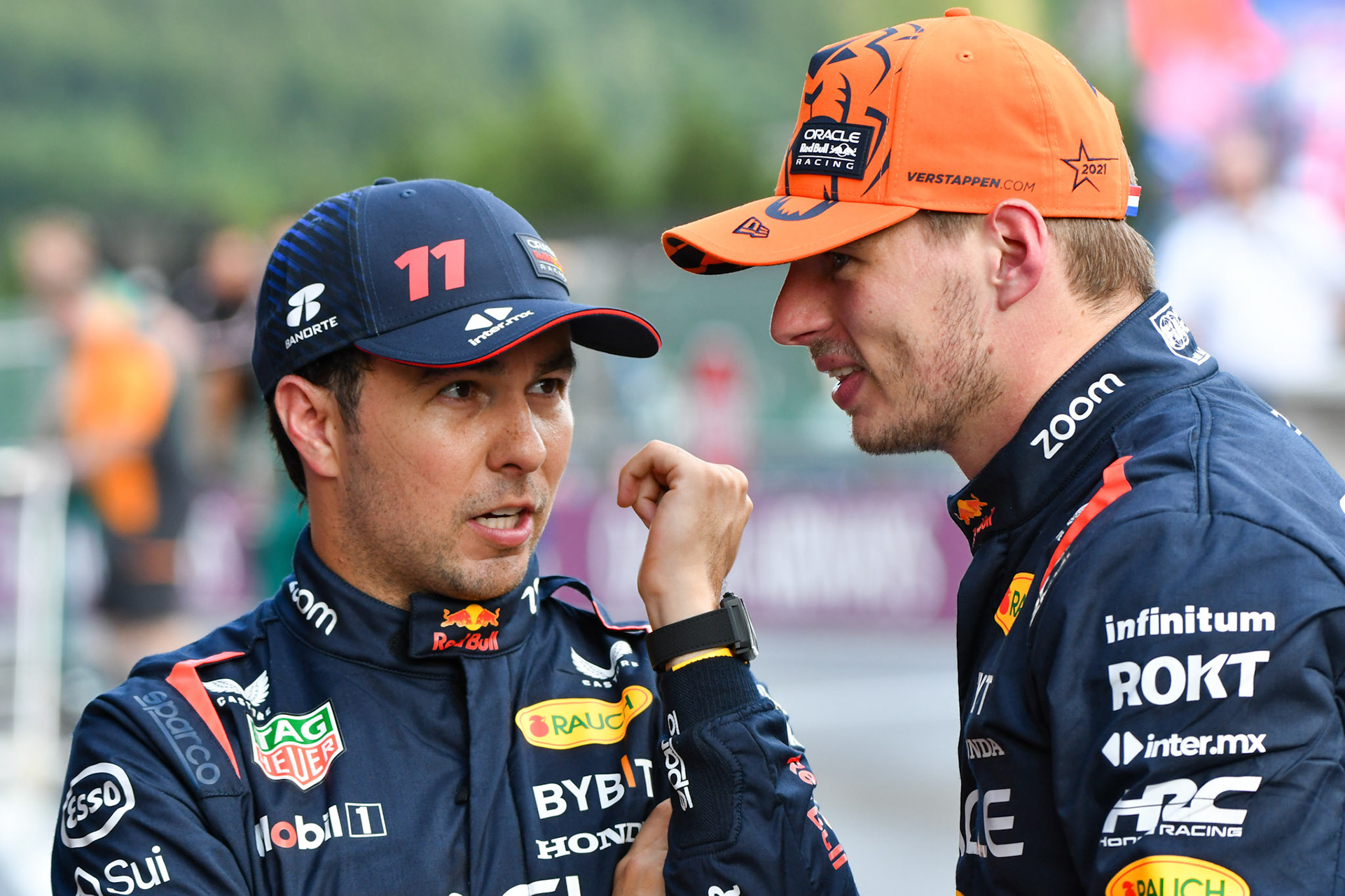 Max Verstappen und Sergio Perez diskutieren miteinander;Formel 1 GP Spa Francorchamps/ Belgien. Freitag, 28.07.2023