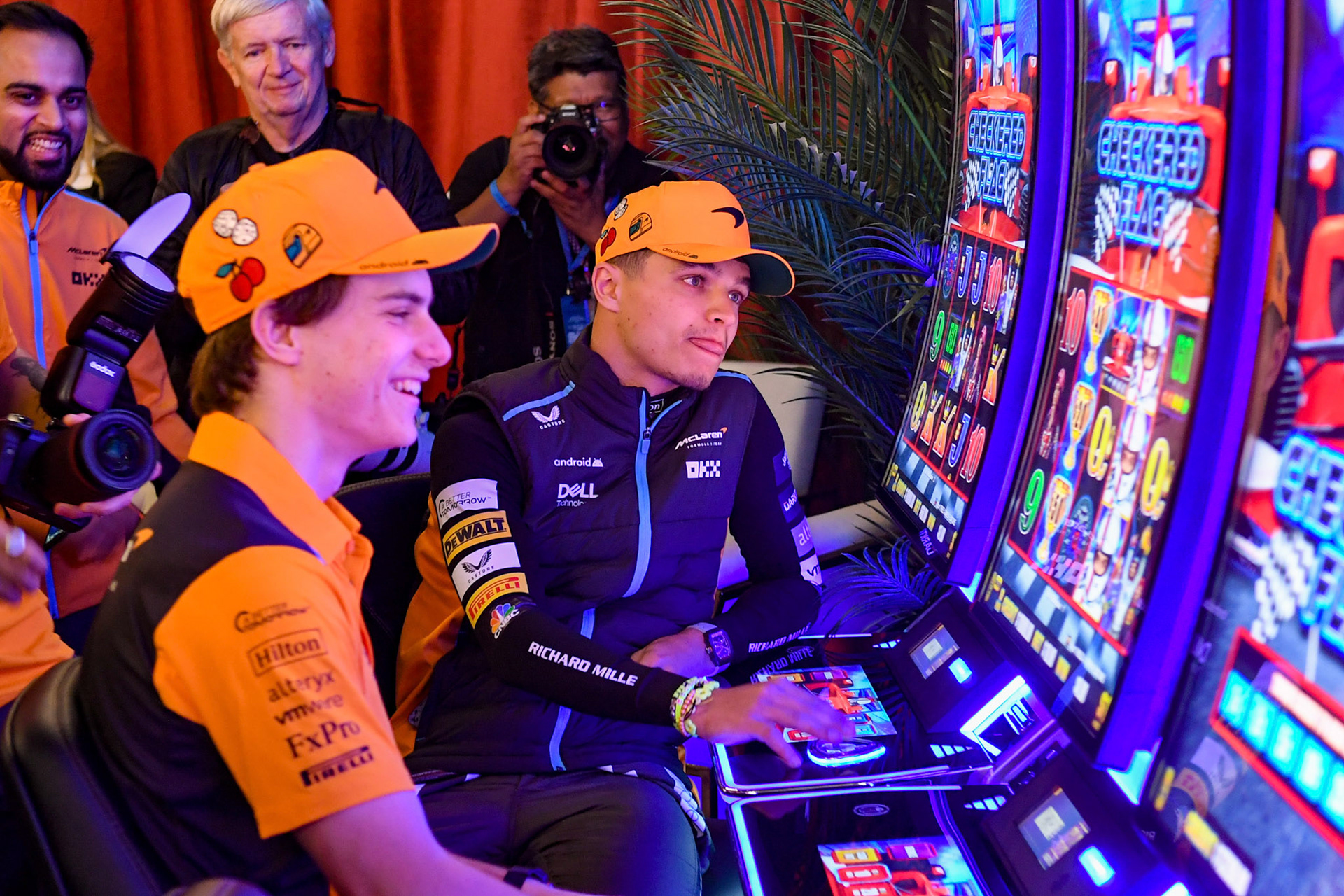 Lando Norris und Oscar Piastri (AUS) McLaren F1; Formel 1 GP USA Las Vegas. Samstag 18.11.2023