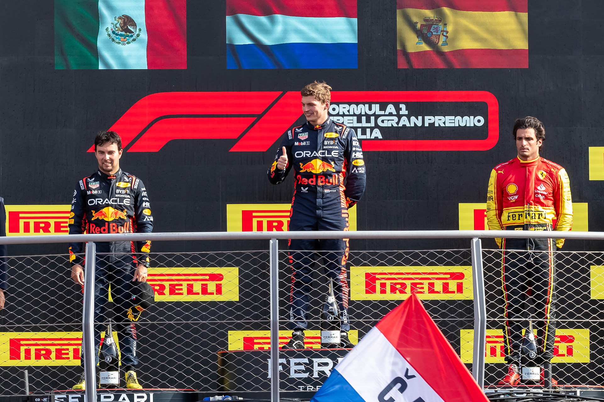 Max Verstappen , Sergio Perez und Carlos Sainz auf dem Podium;Formel 1 GP Italien / Monza. Sonntag, 03.09.2023