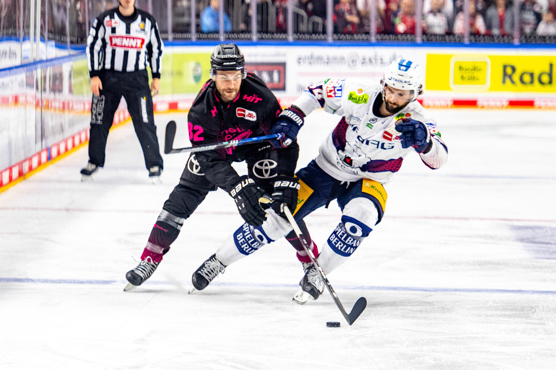 Alexandre Grenter im Zweikampf mit Julian Melchiori; DEL Kölner Haie - Eisbaeren Berlin, 06.10.2023