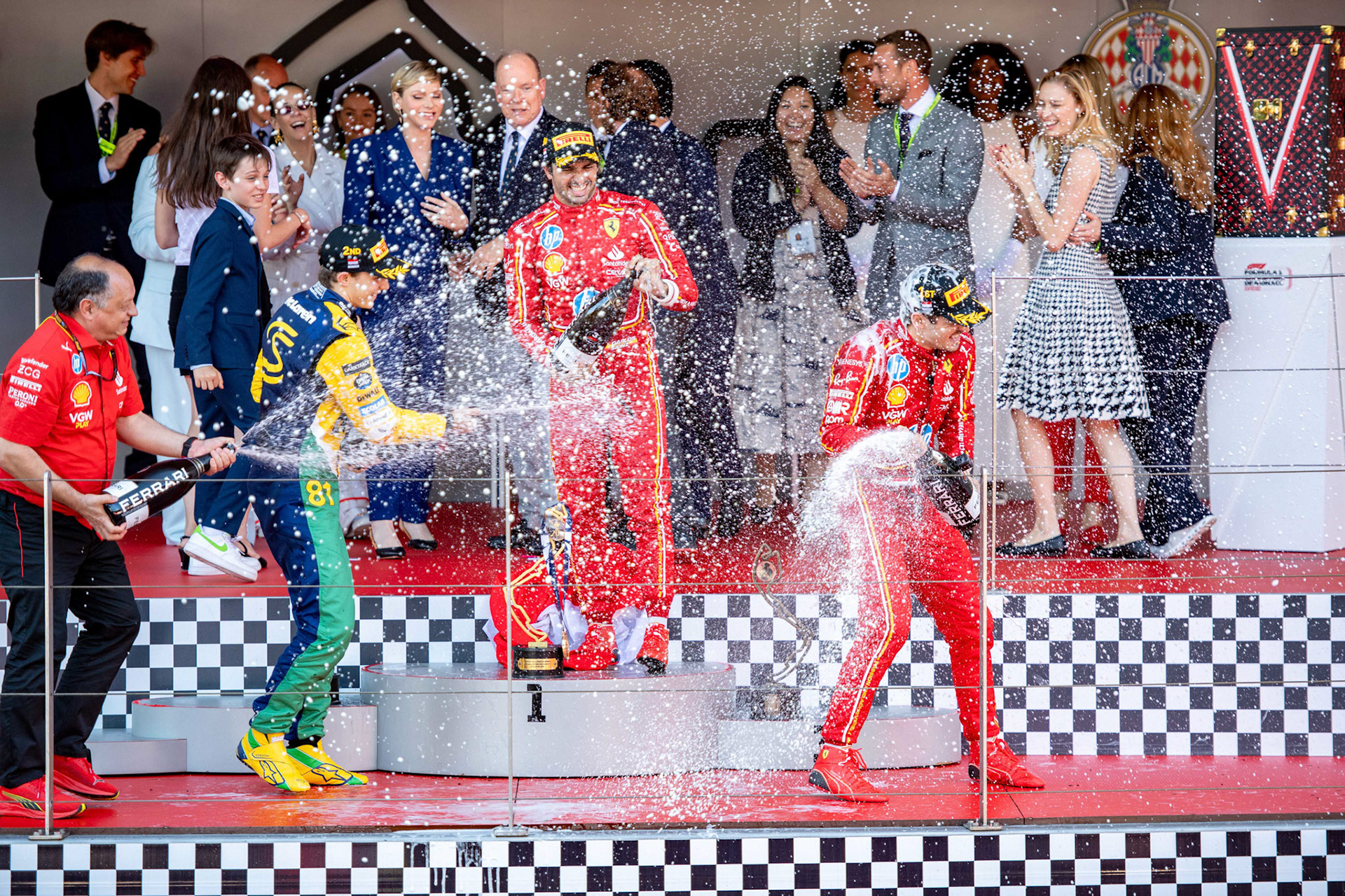 Frederic Vasseur, Teamchef Scuderia Ferrari und Charles Leclerc #16, Scuderia Ferrari und Carlos Sainz #55, Scuderia Ferrari und Oscar Piastri #81, McLaren Formula 1 Team auf dem Podium; Formel1 GP Monaco Sonntag, 26.05.2024