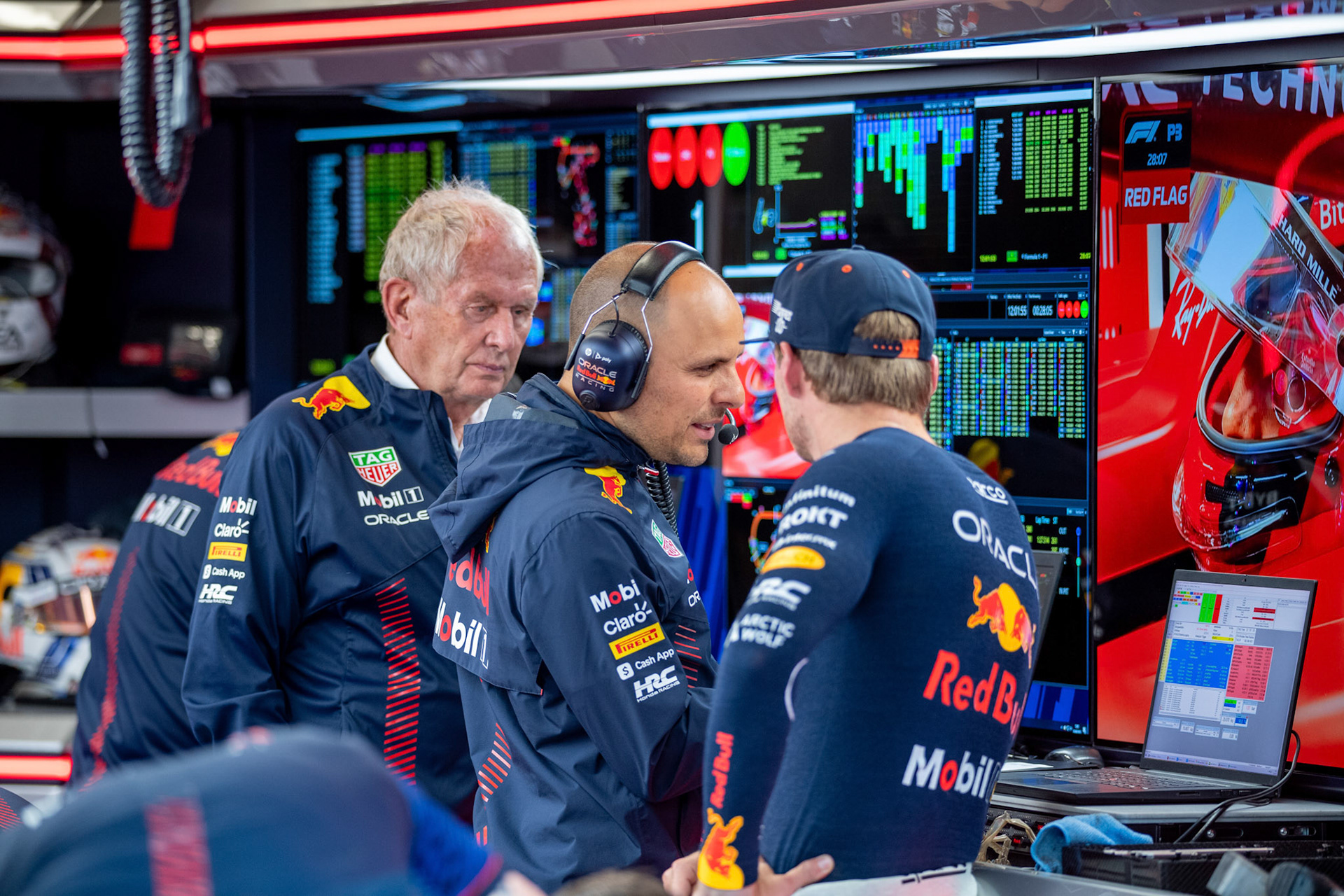 Max Verstappen, Dr. Helmut Marko und Gianpiero Lambiase, Red Bull Racing;Formel 1 GP Holland / Zandvoort. Samstag, 26.08.2023