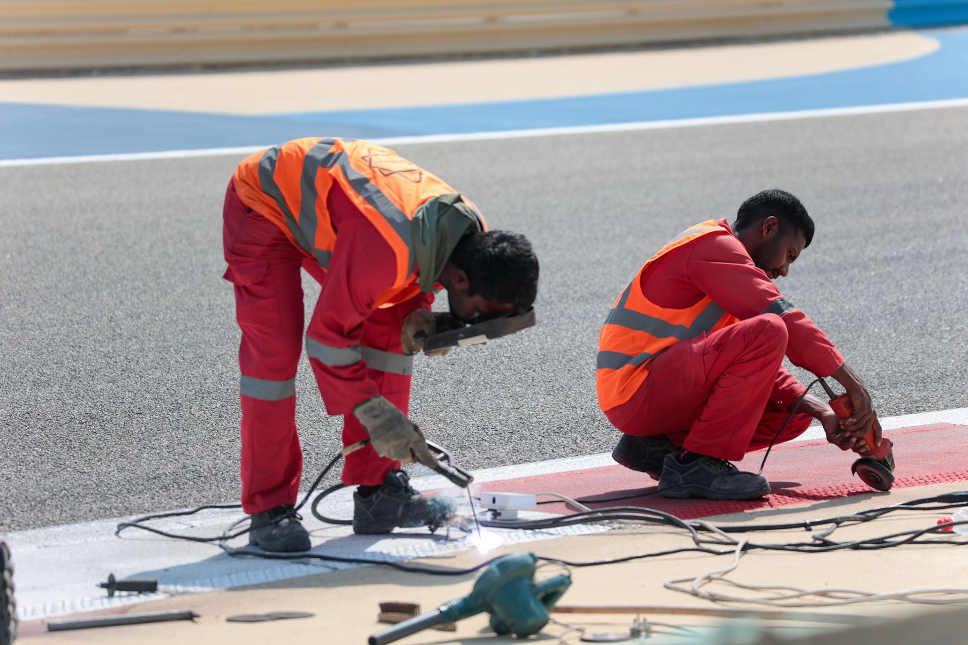 Streckenreparatur in Bahrain; Formel 1 Pre-Season Tests Bahrain. Freitag, 23.02.2024