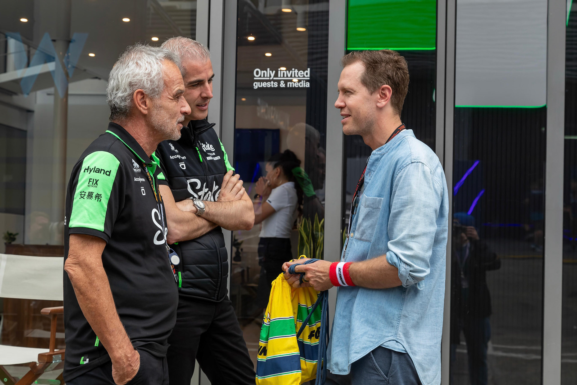 Beat Zehnder im Gespräch mit Sebastian Vettel; F1 GP Imola / Italien Donnerstag, 16.05.2024