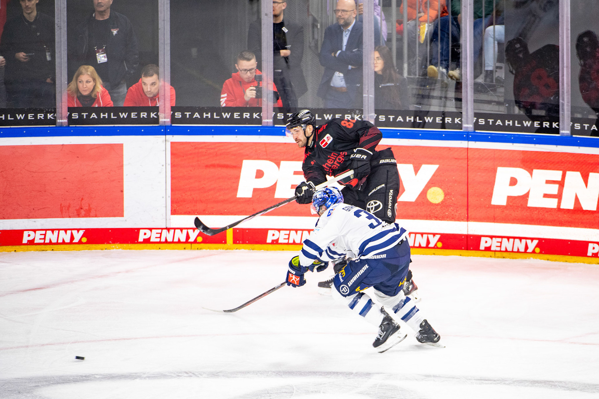 Alexandre Grenier im Zweikampf mit Brandon Gormley; DEL Kölner Haie - Iserlohn Roosters, 02.01.2024