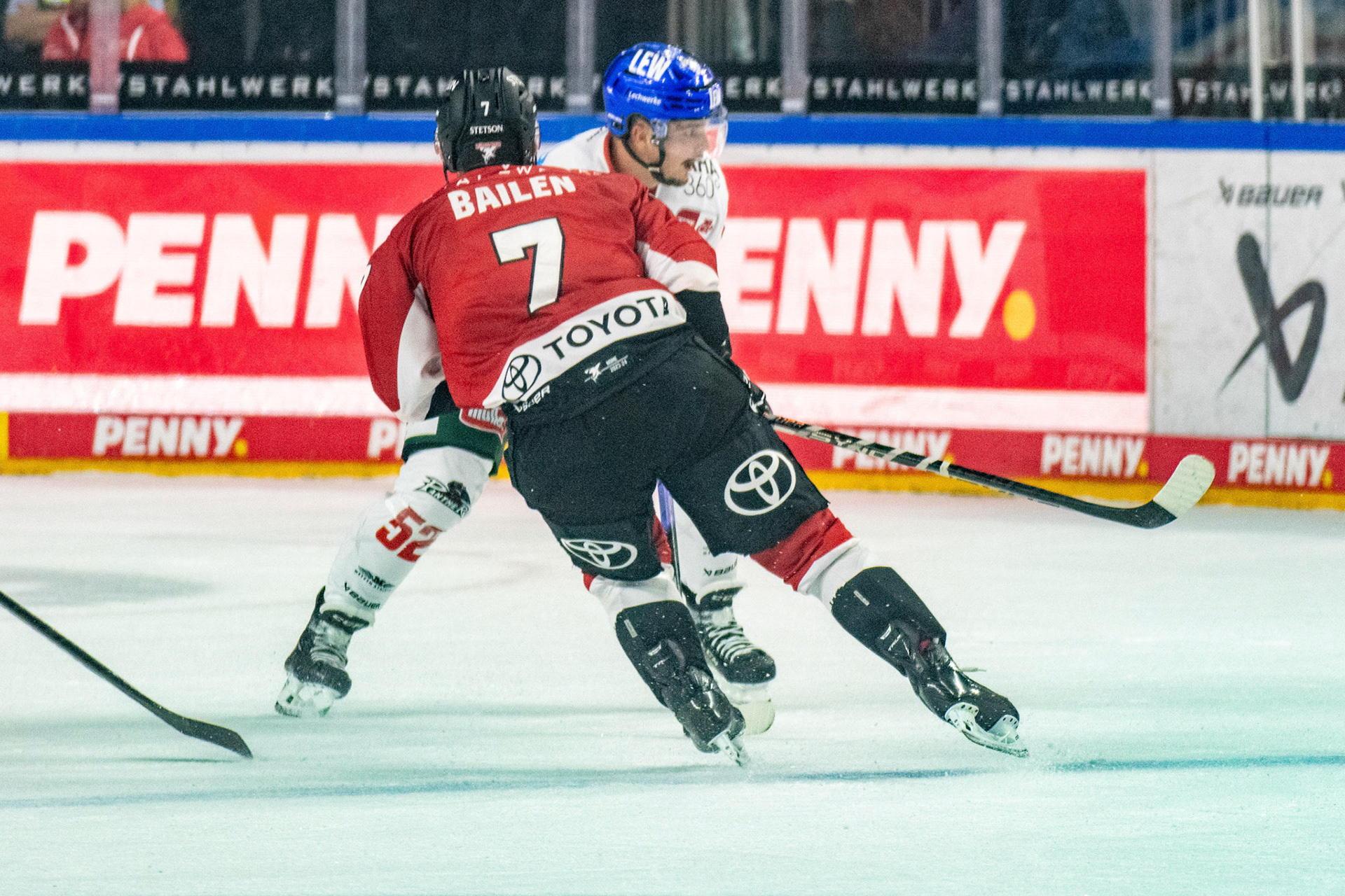 Nicholas Bailen im Zweikampf mit Otso Rantakari; DEL Kölner Haie - Augsburger Panther, 03.10.2023
