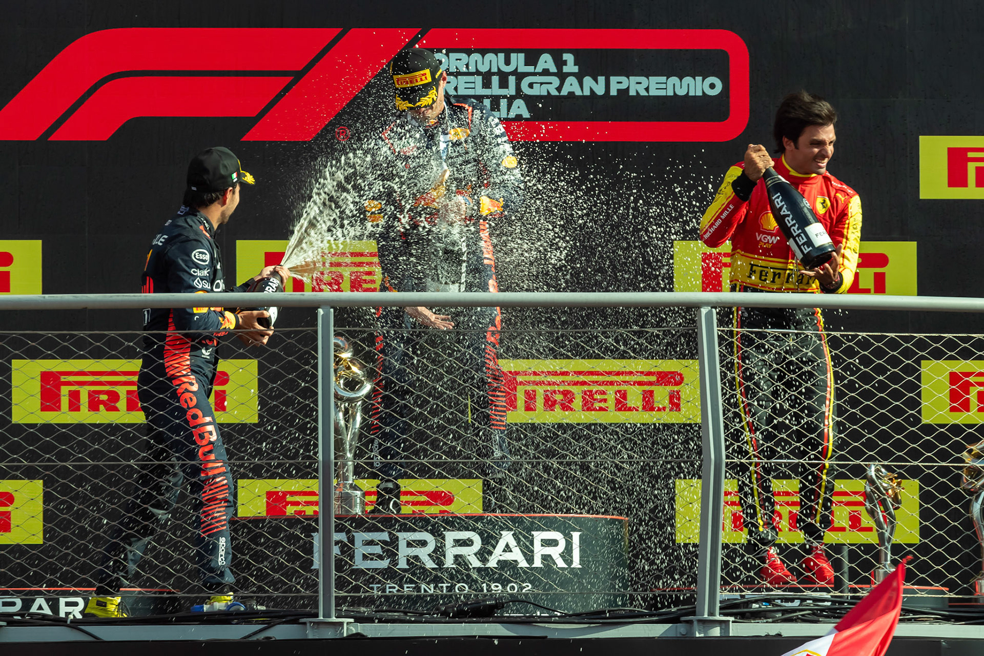 Max Verstappen , Sergio Perez und Carlos Sainz auf dem Podium;Formel 1 GP Italien / Monza. Sonntag, 03.09.2023
