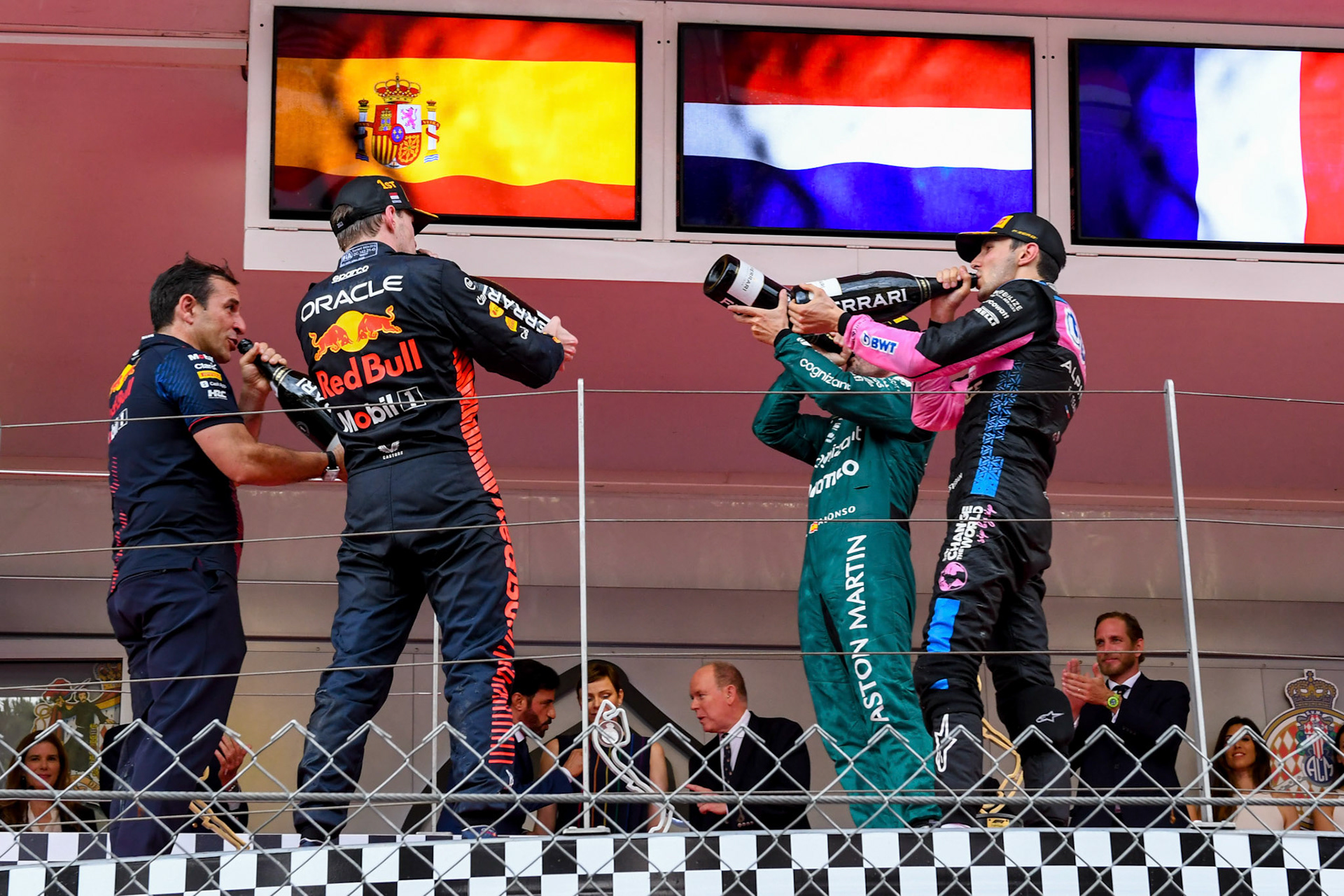 Max Verstappen (NED) Red Bull Racing, Fernando Alonso und Esteban Ocon auf dem Podium; Formel 1 GP Monaco. Sonntag 28.05.2023