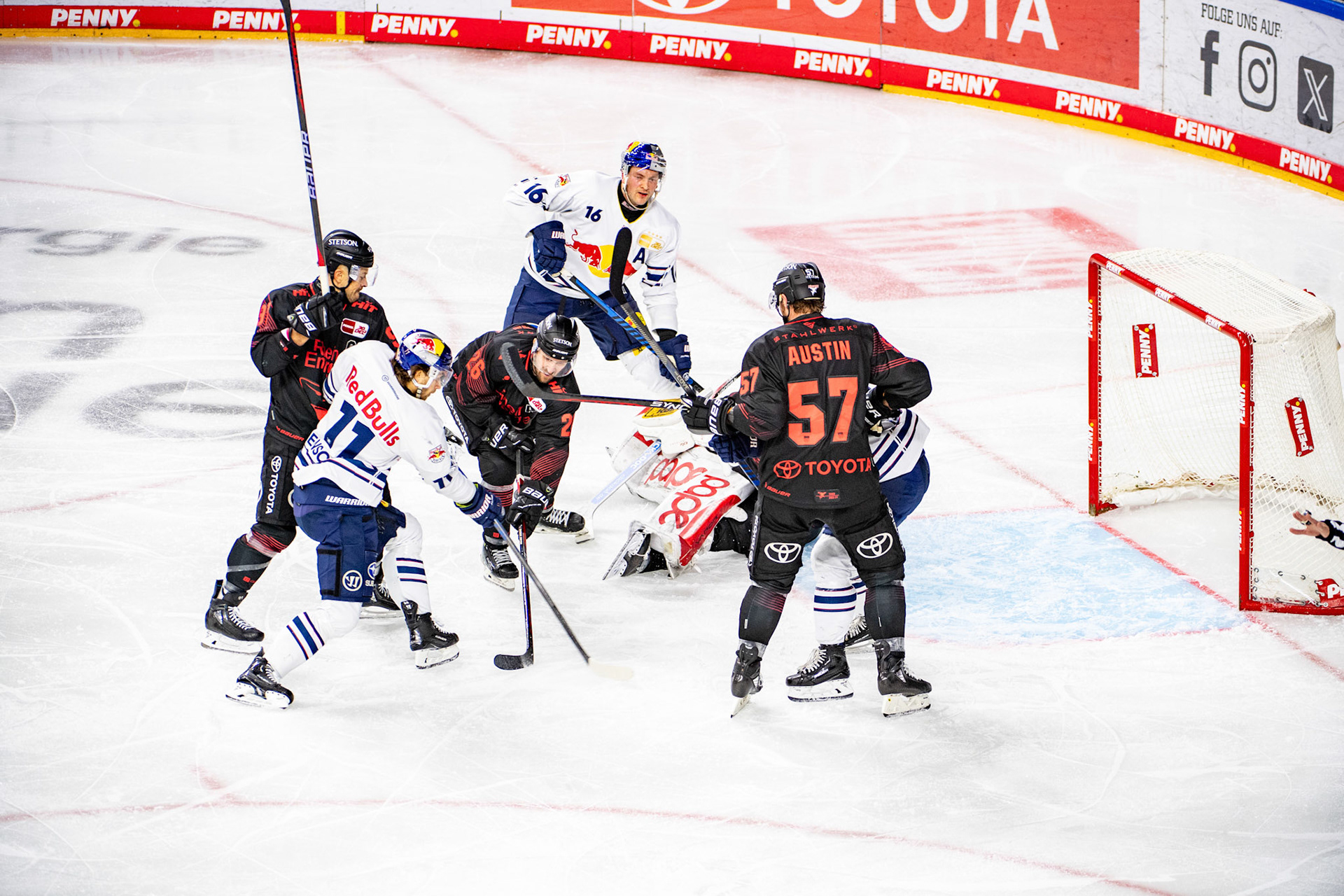 Markus Eisenschmid beim Torschuss. Brady Austin, David Mcintyre, Konrad Abeltshauser, Moritz Mueller; DEL Kölner Haie - EHC Red Bull München, 05.01.2024
