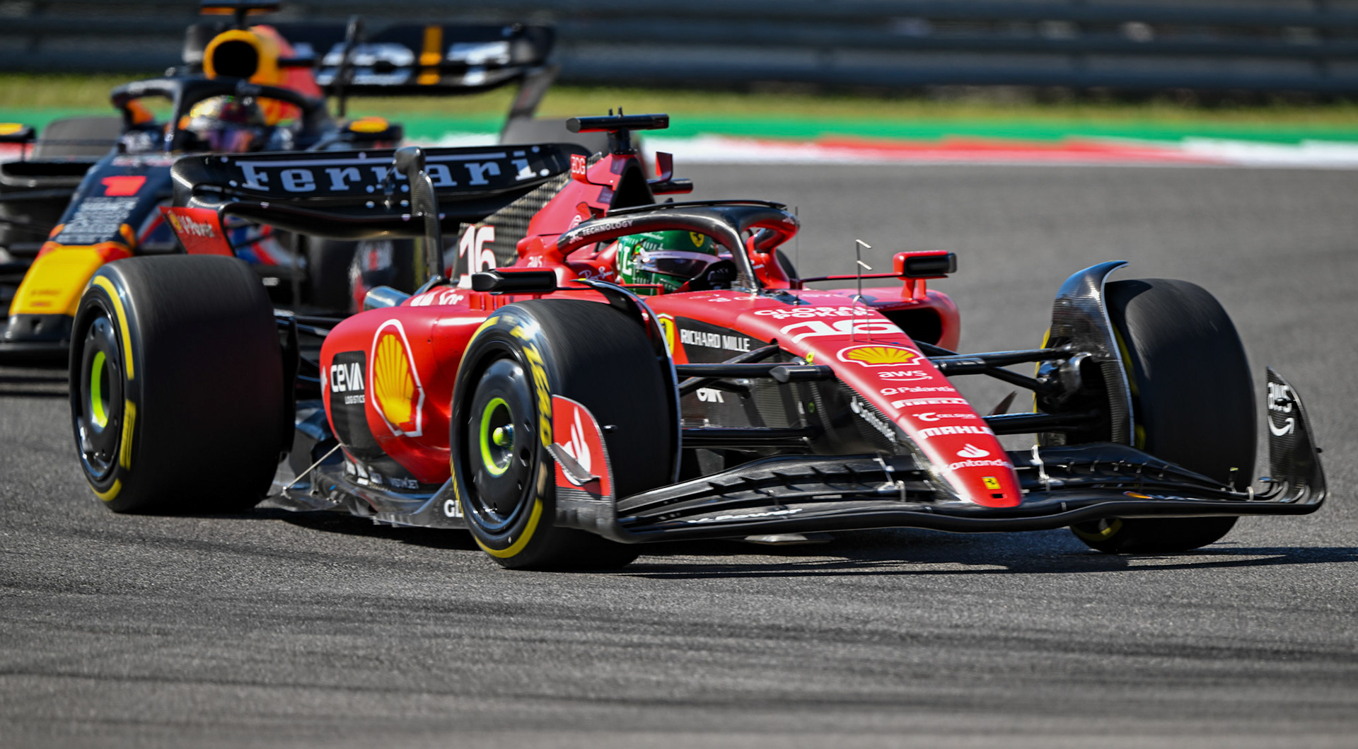 Charles Leclerc (MCO) Scuderia Ferrari vor Max Verstappen;Formel 1 GP USA Austin Texas. Sonntag 22.10.2023