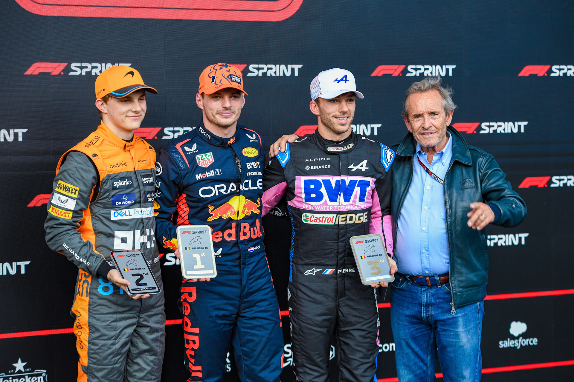 Die Sieger des Sprints Max Verstappen, Oscar Piastri und Pierre Gasly zusammen mit Jacky Ickx; Formel 1 GP Spa Francorchamps/ Belgien. Samstag, 29.07.2023
