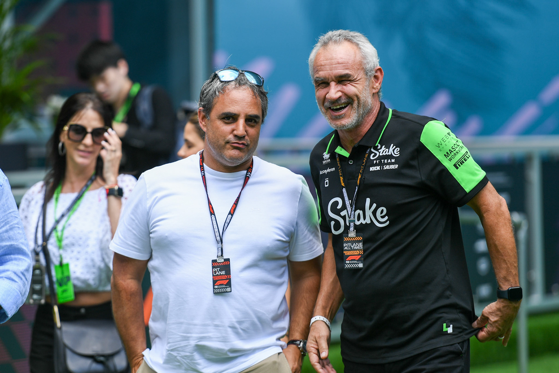 Juan Pablo Montoya und Beat Zehnder, Teammanager Stake F1 Team Kick Sauber; Formel 1 GP Miami / USA. 05.05.2024