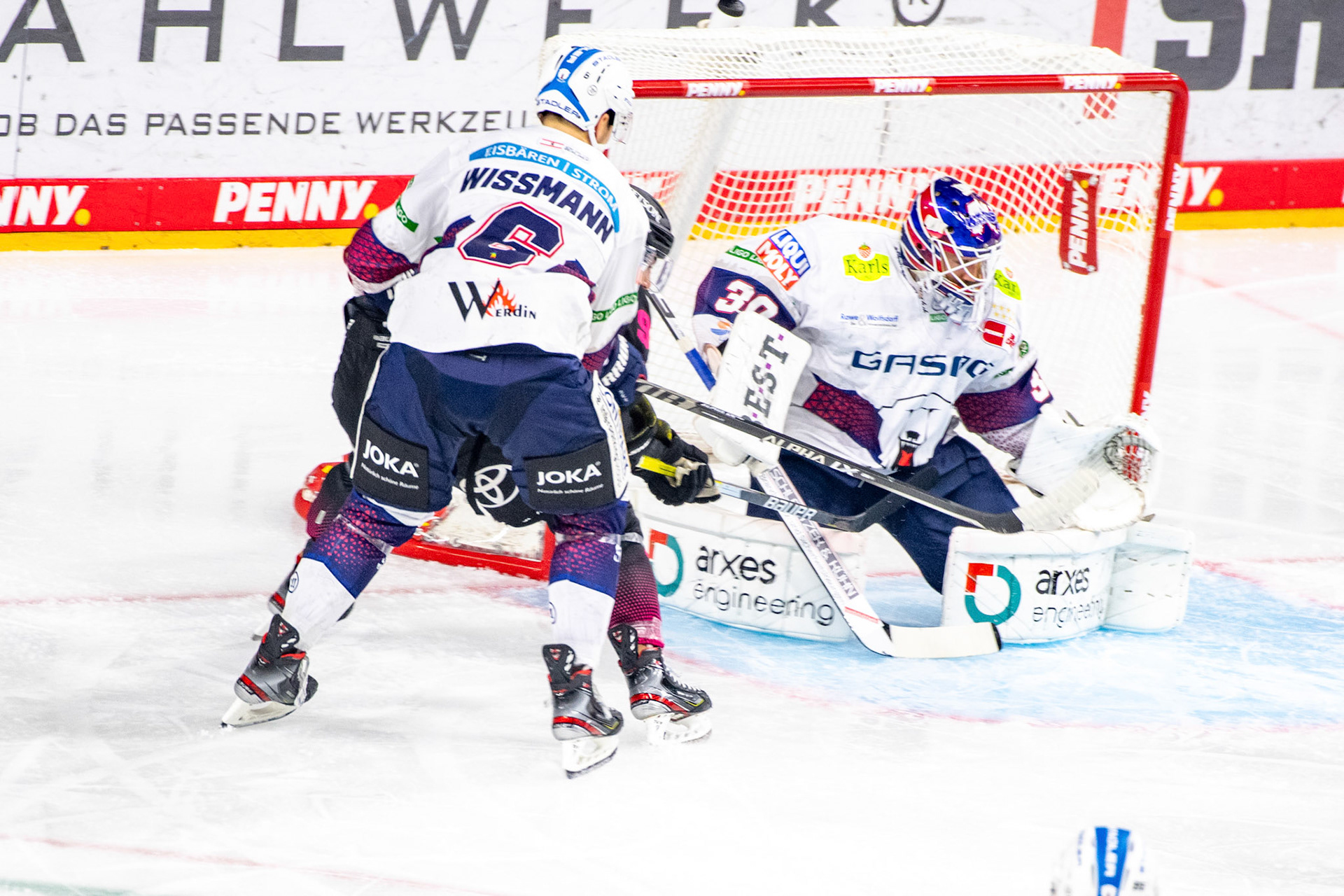 Frederik Storm beim Torschuss; DEL Kölner Haie - Eisbaeren Berlin, 06.10.2023