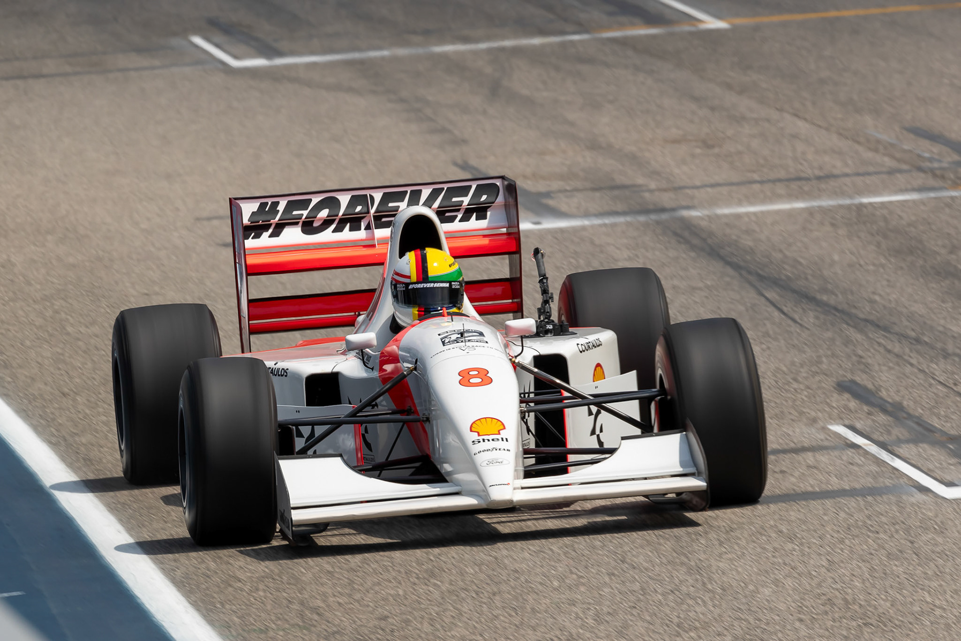 Sebastian Vettel in Ayrton Senna´s McLaren MP4/8 aus dem Jahr 1993; F1 GP Imola / Italien Sonntag, 19.05.2024
