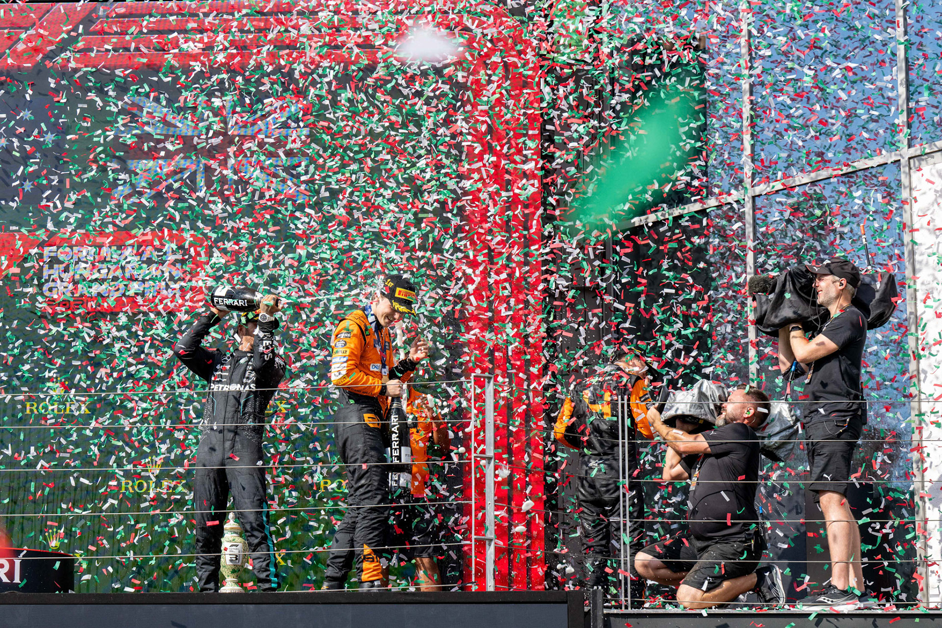 Lewis Hamilton #44, Mercedes-AMG Petronas F1 Team und Oscar Piastri #81, McLaren Formula 1 Team und Lando Norris #4, McLaren Formula 1 Team auf dem Podium.;Formel 1 Budapest / Ungarn