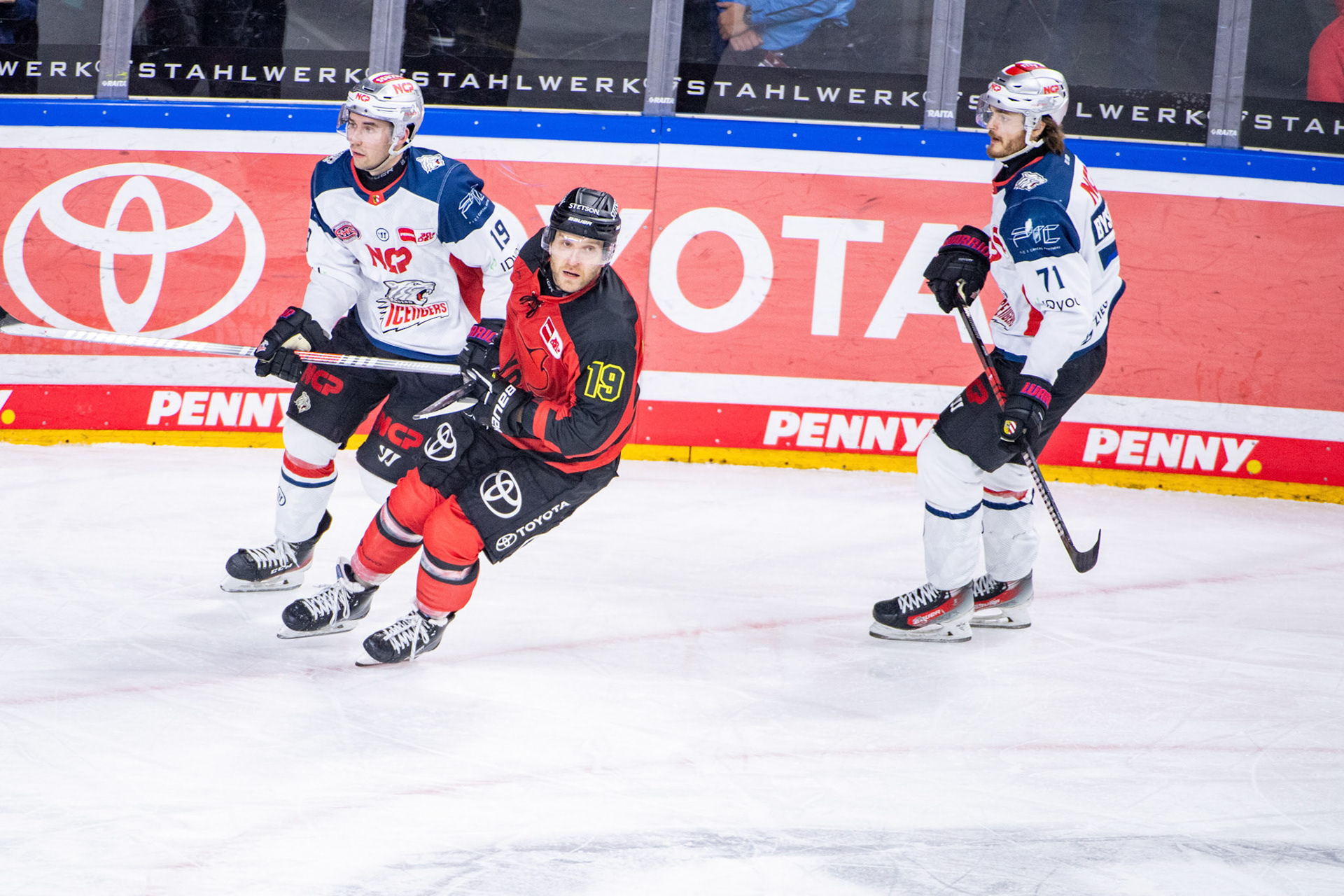 Frederik Storm im Zweikampf mit Tim Fleischer; DEL Kölner Haie - Nürnberg Ice Tigers, 17.12.2023