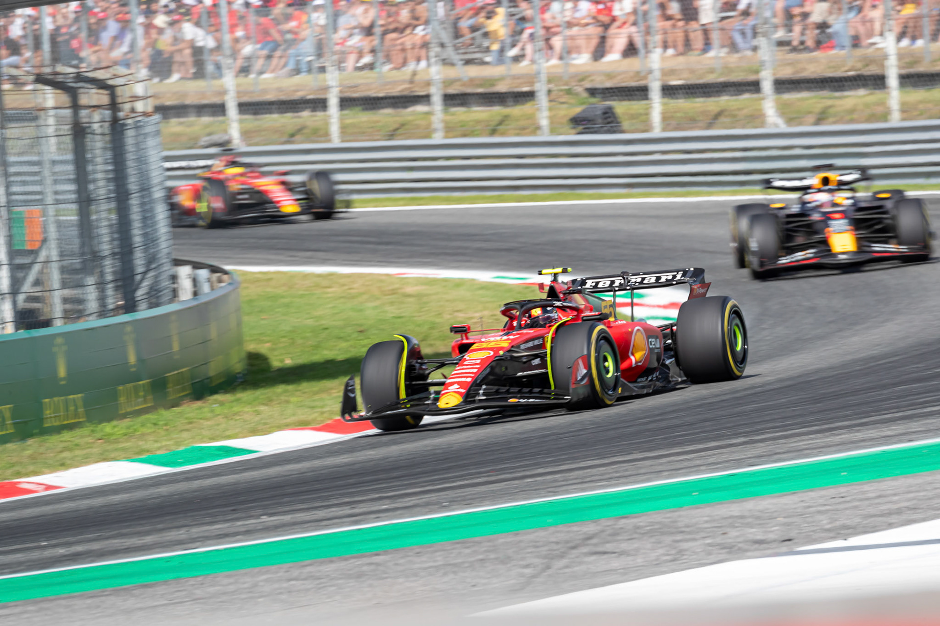 Carlos Sainz (ESP) Scuderia Ferrari fuehrt vor Max Verstappen; Formel 1 GP Italien / Monza. Sonntag, 03.09.2023