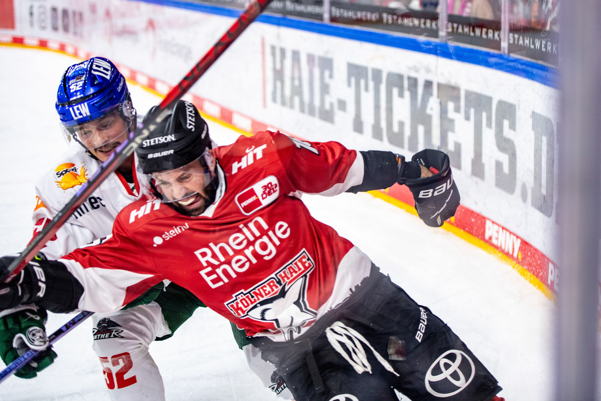 Jason Bast und Otso Rantakari im Zweikampf; DEL Kölner Haie - Augsburger Panther, 03.10.2023