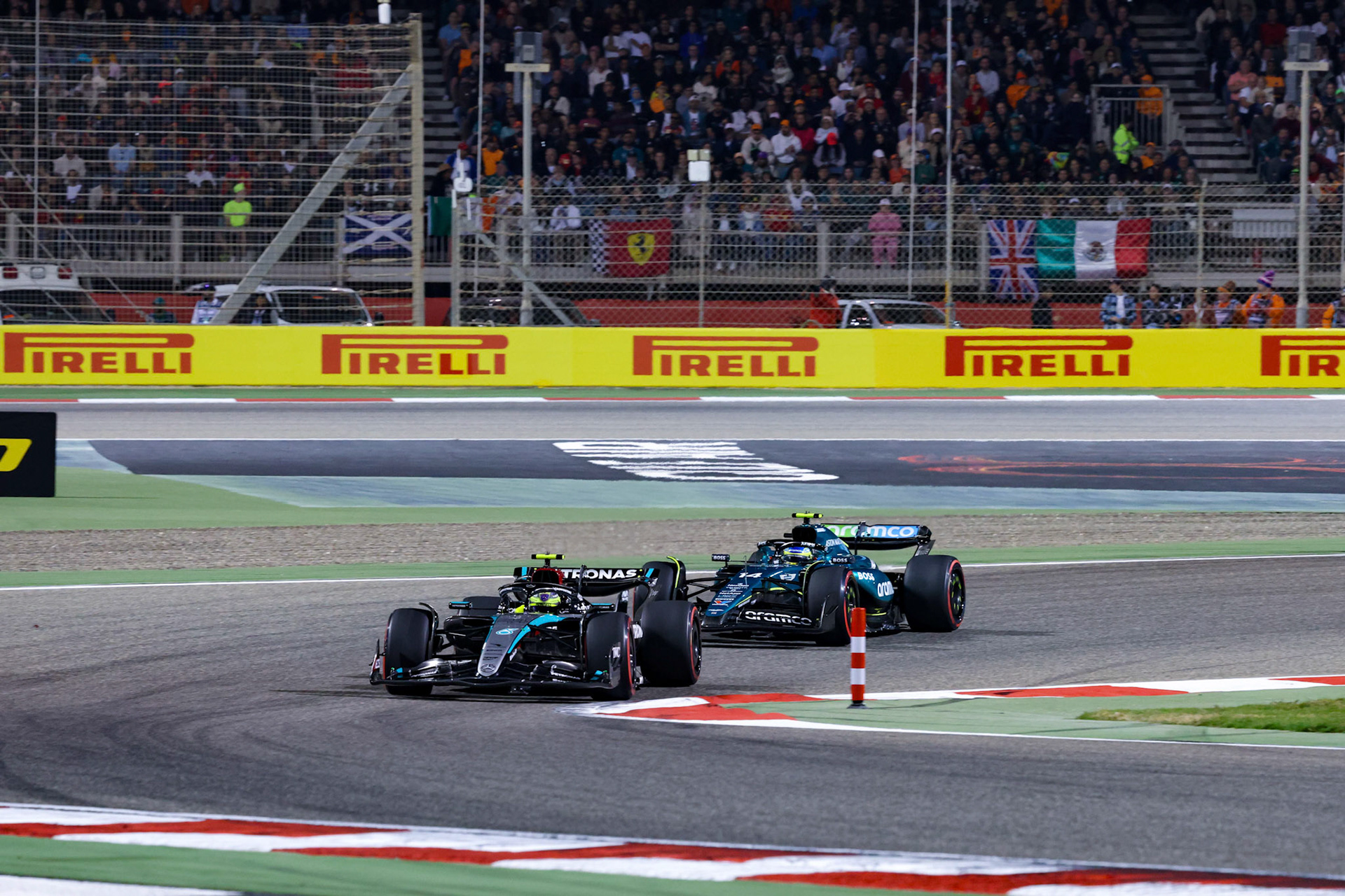 Lewis Hamilton #44, Mercedes-AMG Petronas F1 Team, Fernando Alonso #14, Aston Martin Aramco F1 Team; Formel 1 GP Bahrain. Samstag 02.03.2024