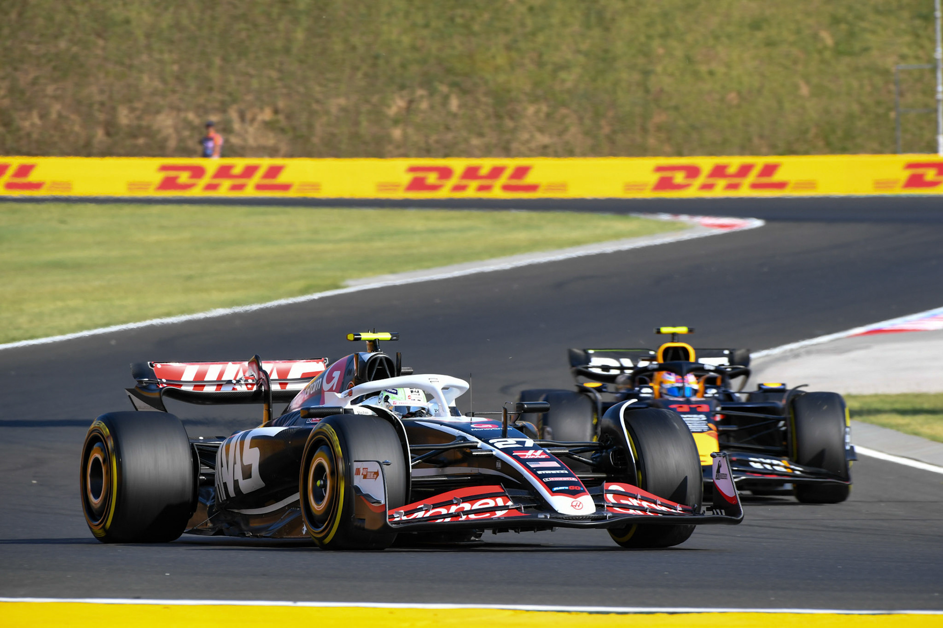 Nico Hülkenberg #27, MoneyGram Haas F1 Team und Sergio Perez #11, Oracle Red Bull Racing;Formel 1 Budapest / Ungarn, 20.07.2024