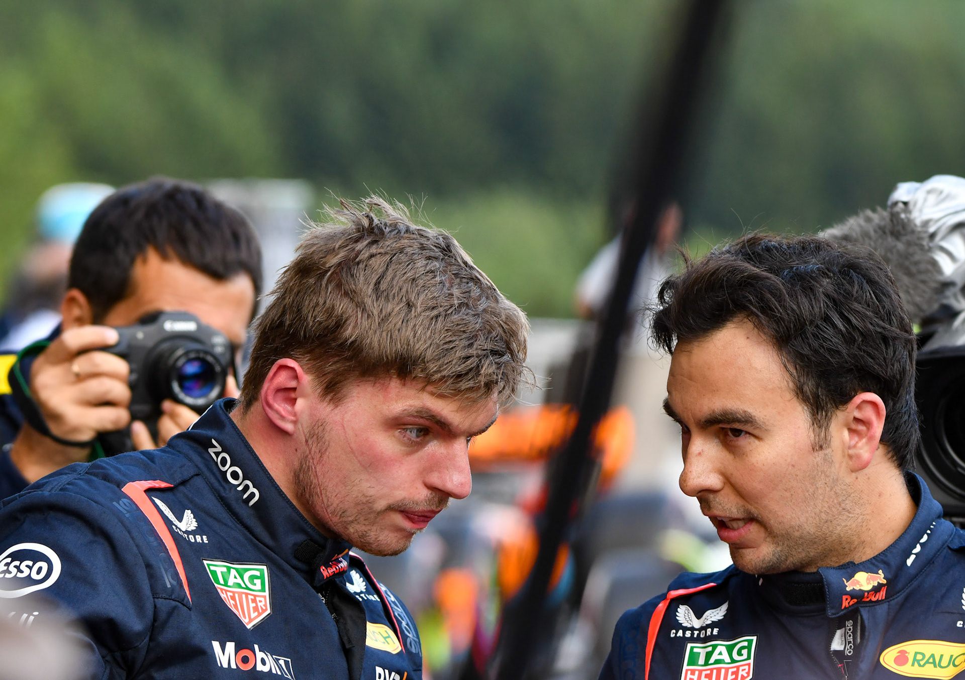Max Verstappen und Sergio Perez diskutieren miteinander;Formel 1 GP Spa Francorchamps/ Belgien. Freitag, 28.07.2023