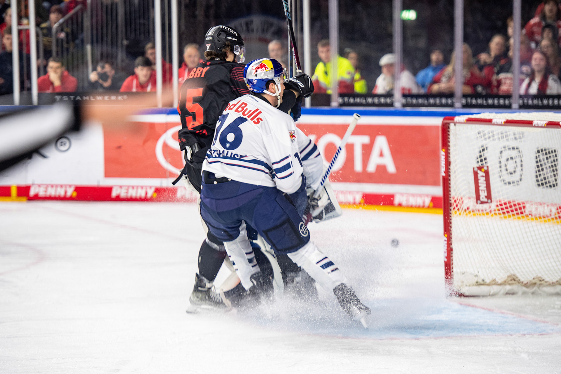 Louis Marc Aubry im Zweikampf mit Konrad Abeltshauser; DEL Kölner Haie - EHC Red Bull München, 05.01.2024
