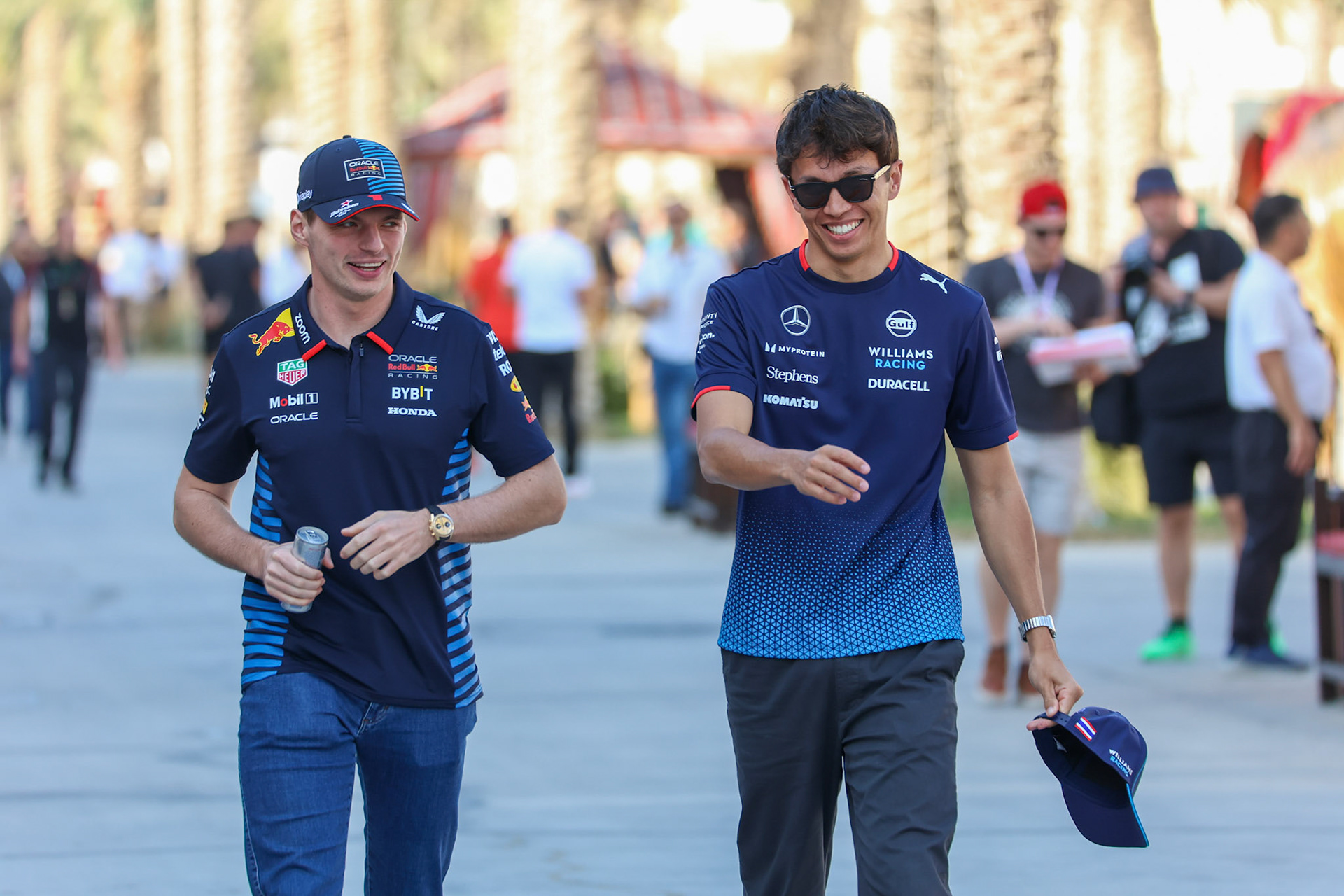 Max Verstappen #1, Oracle Red Bull Racing im Gespräch mit Alexander Albon #23, Williams Racing; Formel 1 GP Bahrain. Mittwoch 28.02.2024