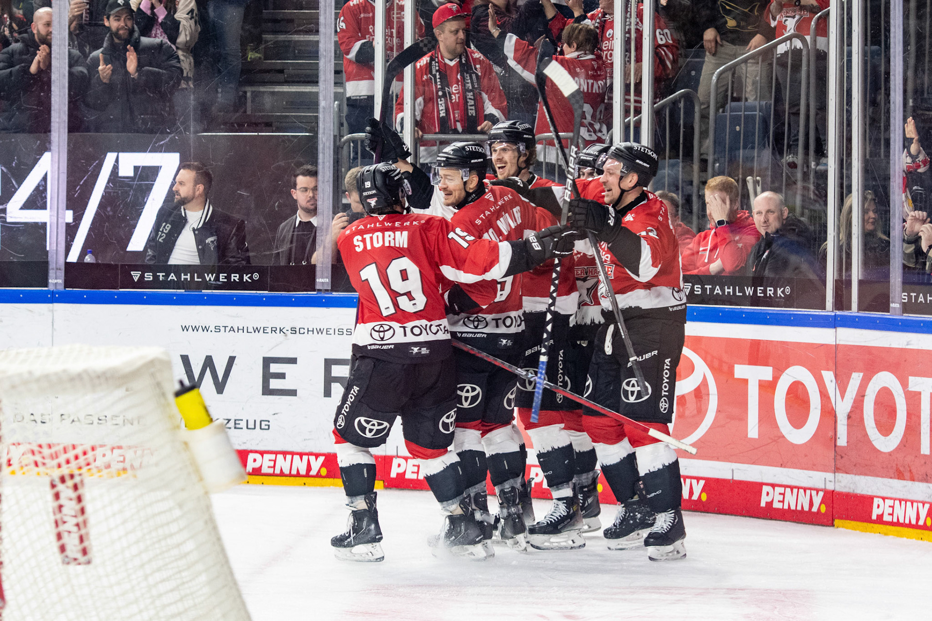 Die Koelner Haie beim Torjubel; DEL Kölner Haie - Fishtown Pinguins Bremerhaven, 30.01.2024
